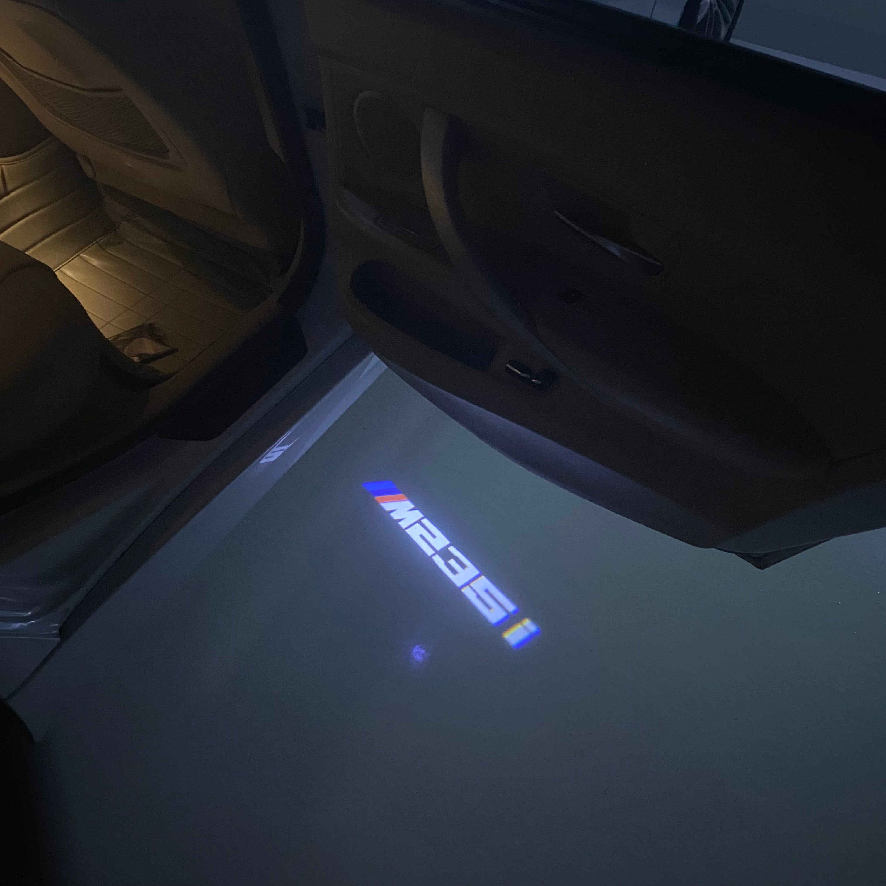 LUCES DE PROYECTOR DEL LOGOTIPO BMW M3 Nr.24 (cantidad 1 = 1 juegos / 2 luces de puerta)