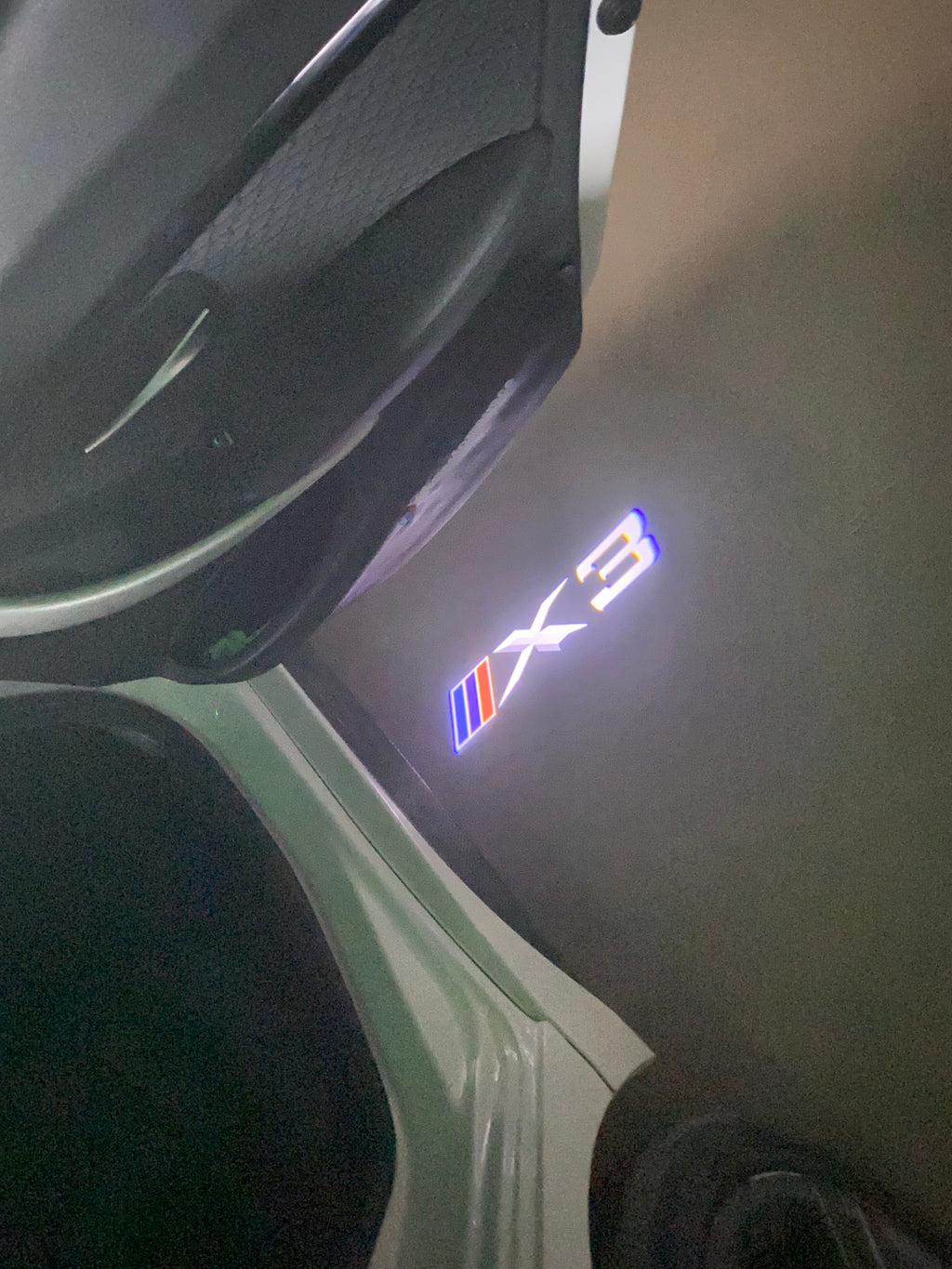 ÉCLAIRAGE DE PROJECTEUR BMW M3 LOGO Nr.24 (quantité 1 = 1 jeux / 2 feux de porte)