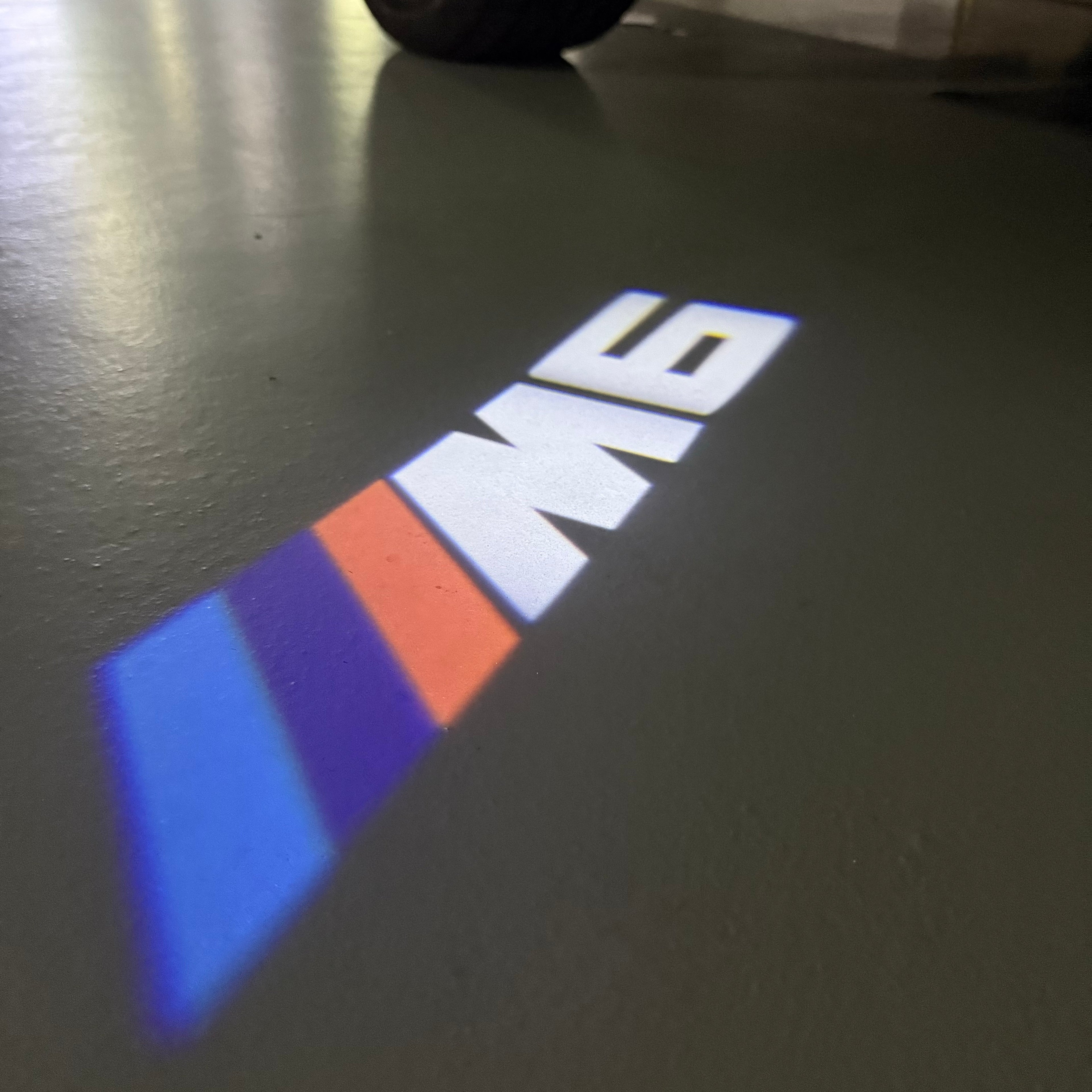 LUCES DE PROYECTOR DEL LOGOTIPO BMW M3 Nr.24 (cantidad 1 = 1 juegos / 2 luces de puerta)