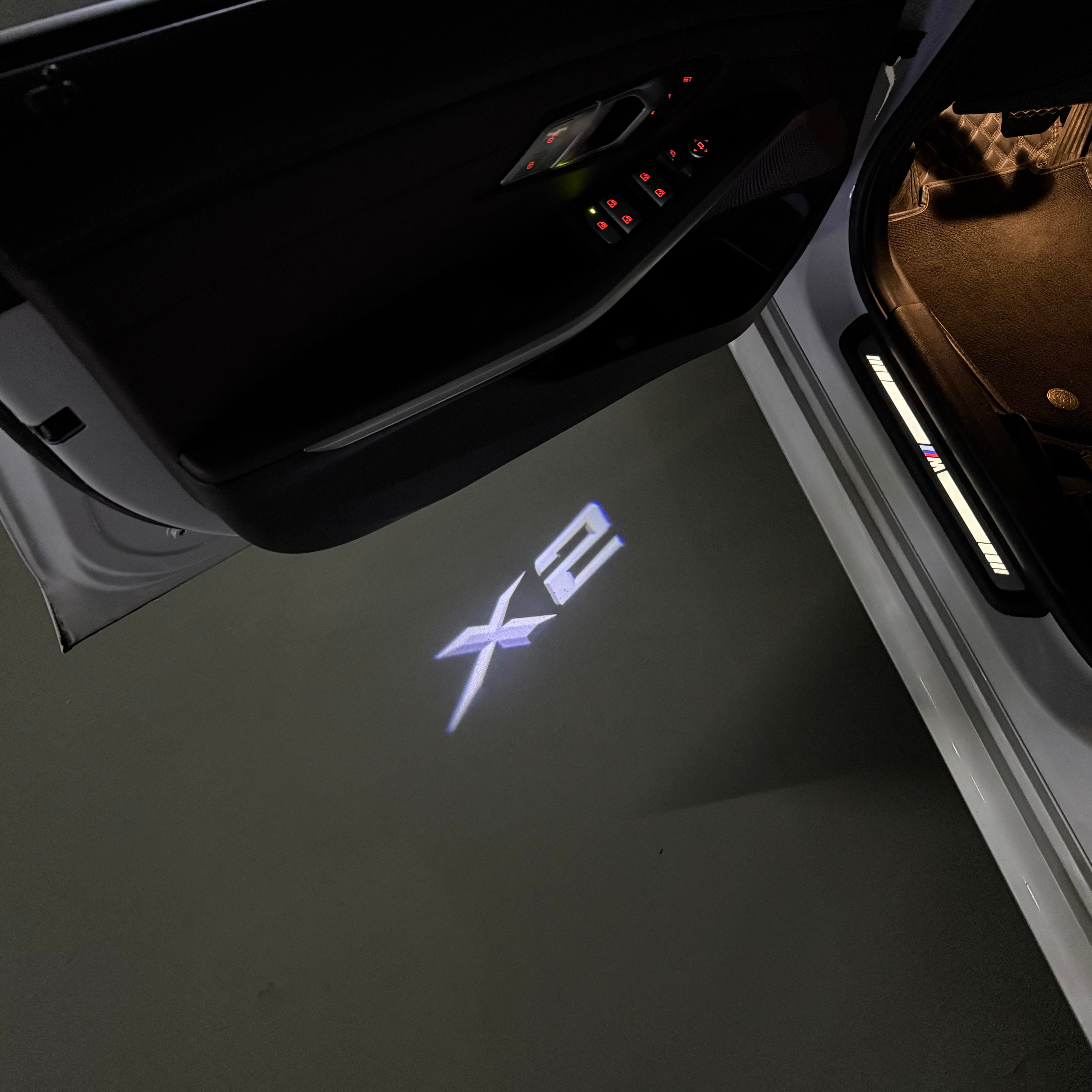 LUCES DE PROYECTOR DEL LOGOTIPO BMW M3 Nr.24 (cantidad 1 = 1 juegos / 2 luces de puerta)