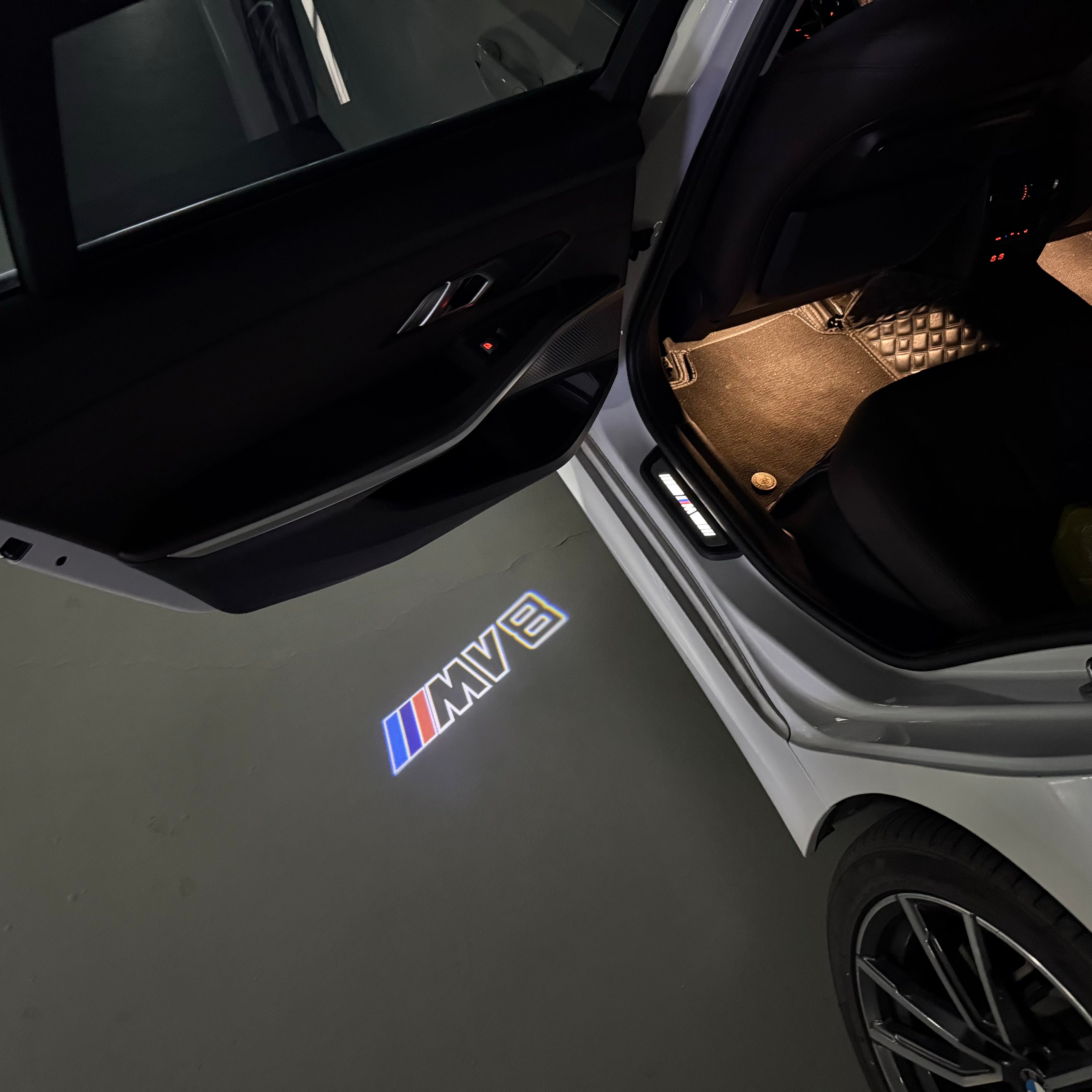 LUCES DE PROYECTOR DEL LOGOTIPO BMW M3 Nr.24 (cantidad 1 = 1 juegos / 2 luces de puerta)