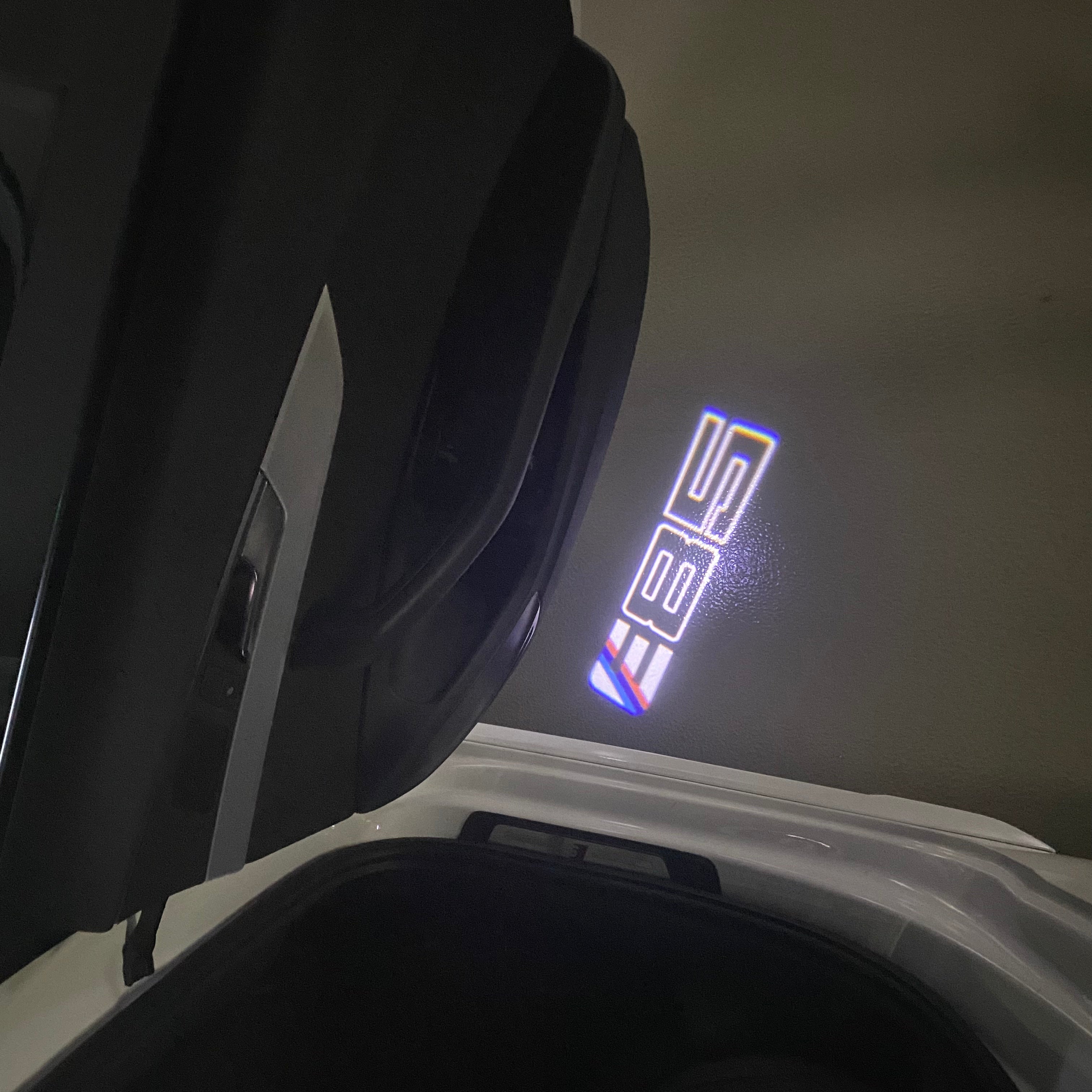 ÉCLAIRAGE DE PROJECTEUR BMW M3 LOGO Nr.24 (quantité 1 = 1 jeux / 2 feux de porte)
