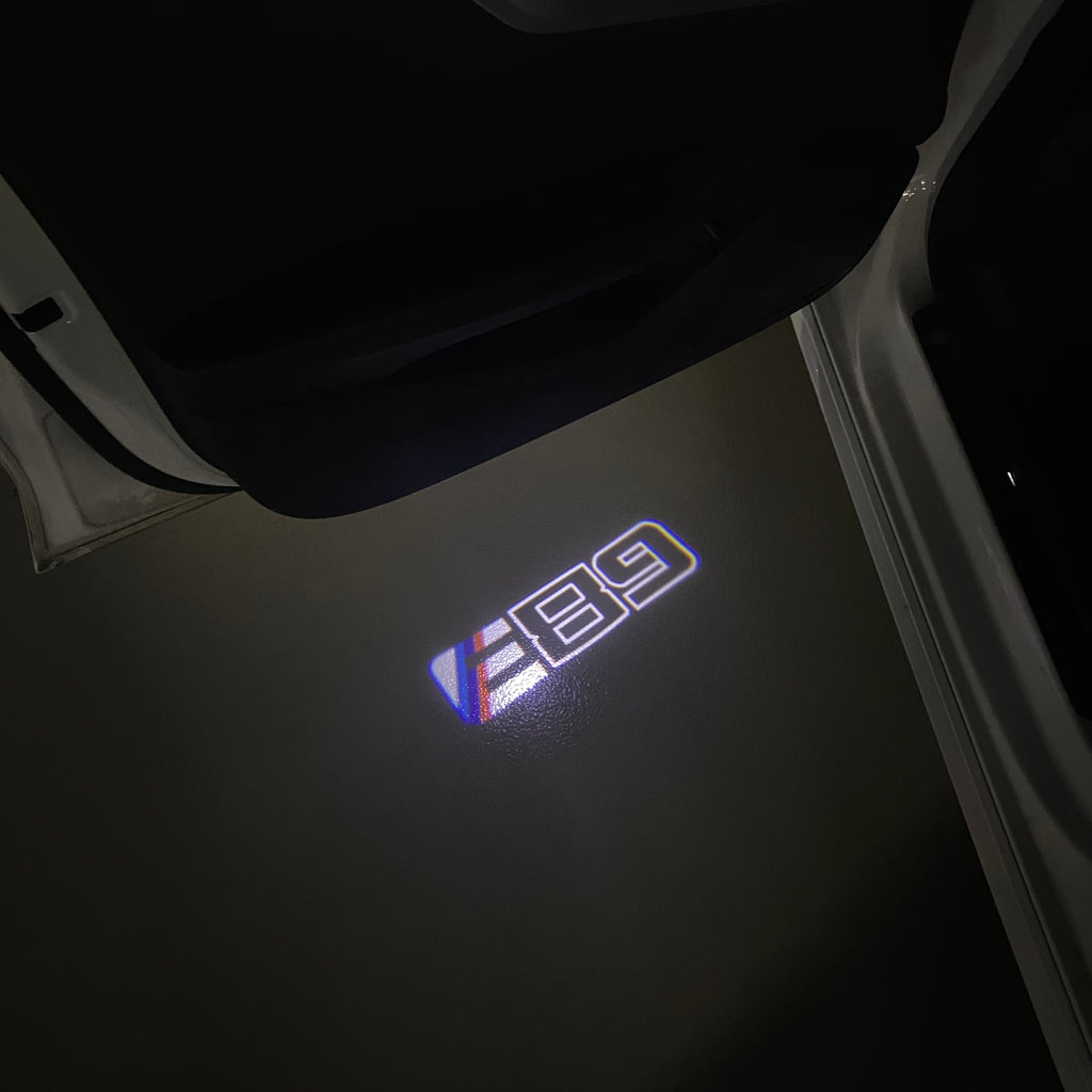 ÉCLAIRAGE DE PROJECTEUR BMW M3 LOGO Nr.24 (quantité 1 = 1 jeux / 2 feux de porte)