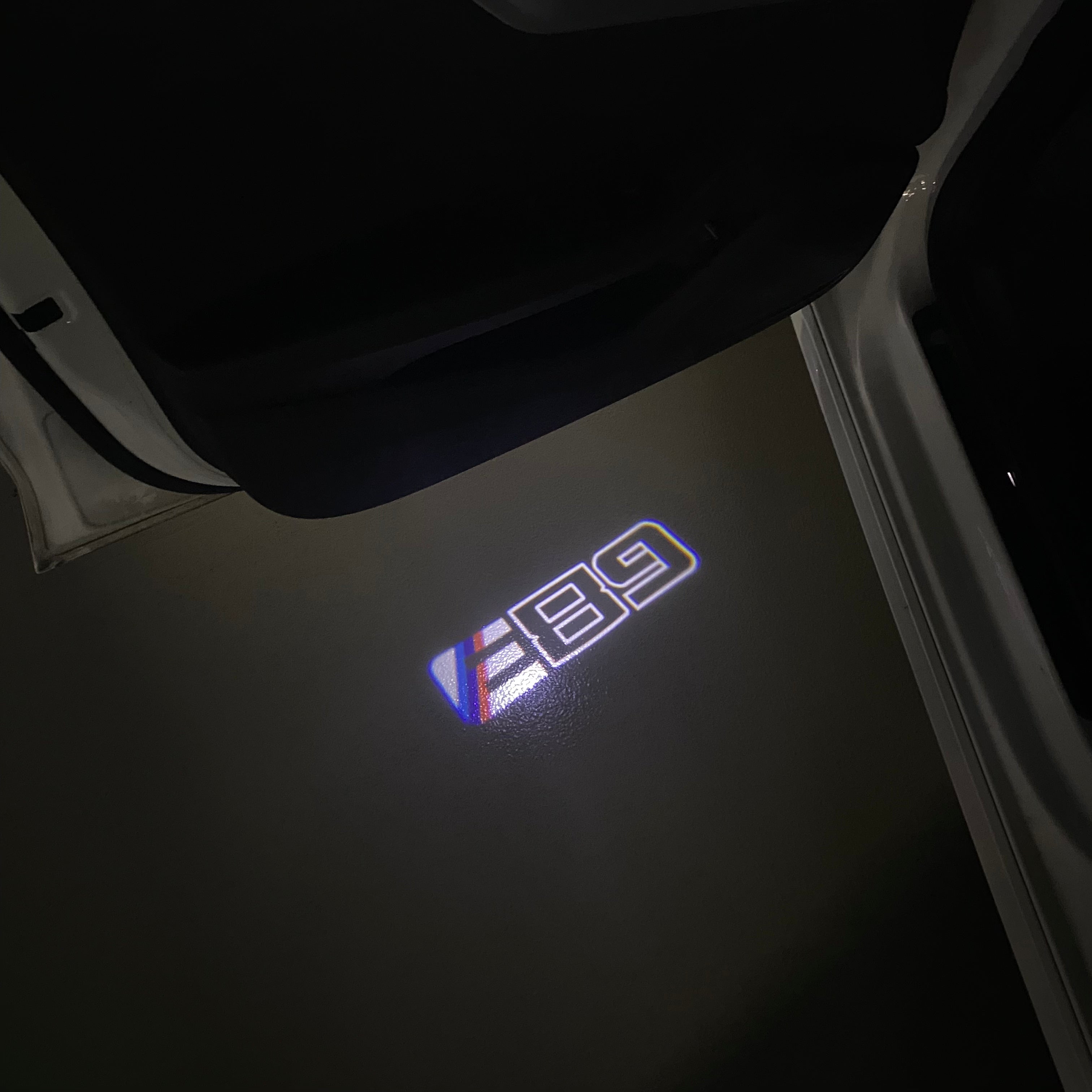 ÉCLAIRAGE DE PROJECTEUR BMW M3 LOGO Nr.24 (quantité 1 = 1 jeux / 2 feux de porte)