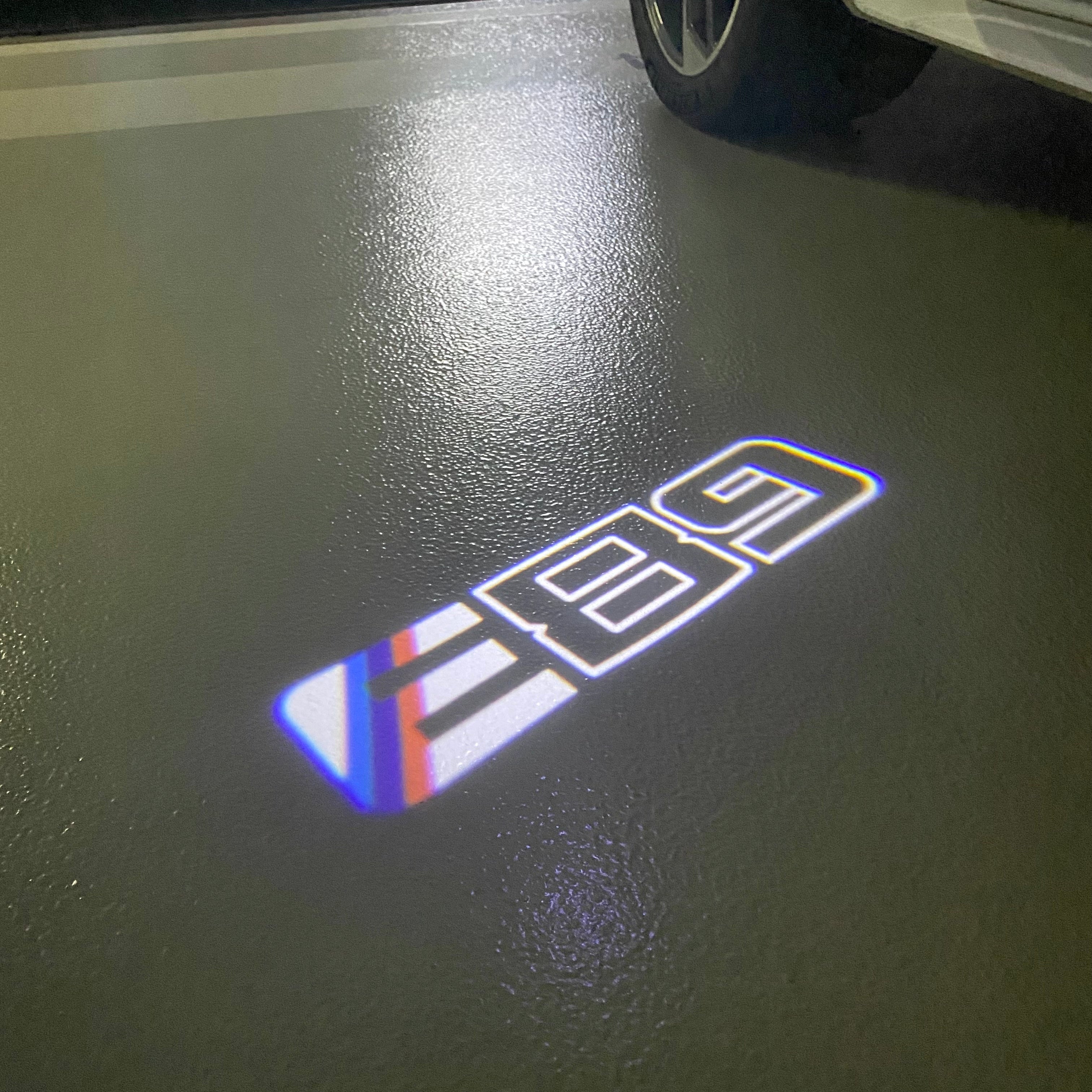 ÉCLAIRAGE DE PROJECTEUR BMW M3 LOGO Nr.24 (quantité 1 = 1 jeux / 2 feux de porte)