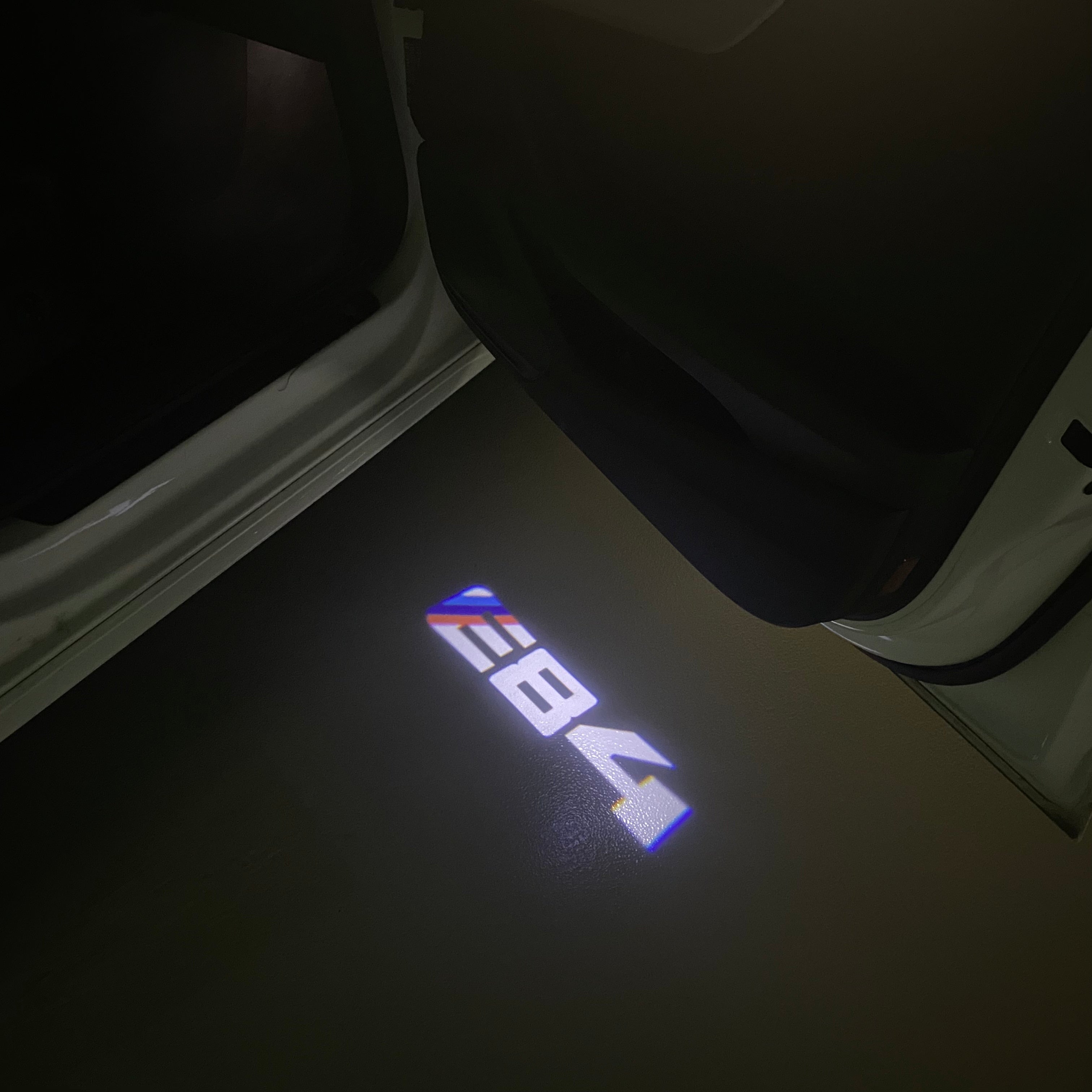 LUCES DE PROYECTOR DEL LOGOTIPO BMW M3 Nr.24 (cantidad 1 = 1 juegos / 2 luces de puerta)