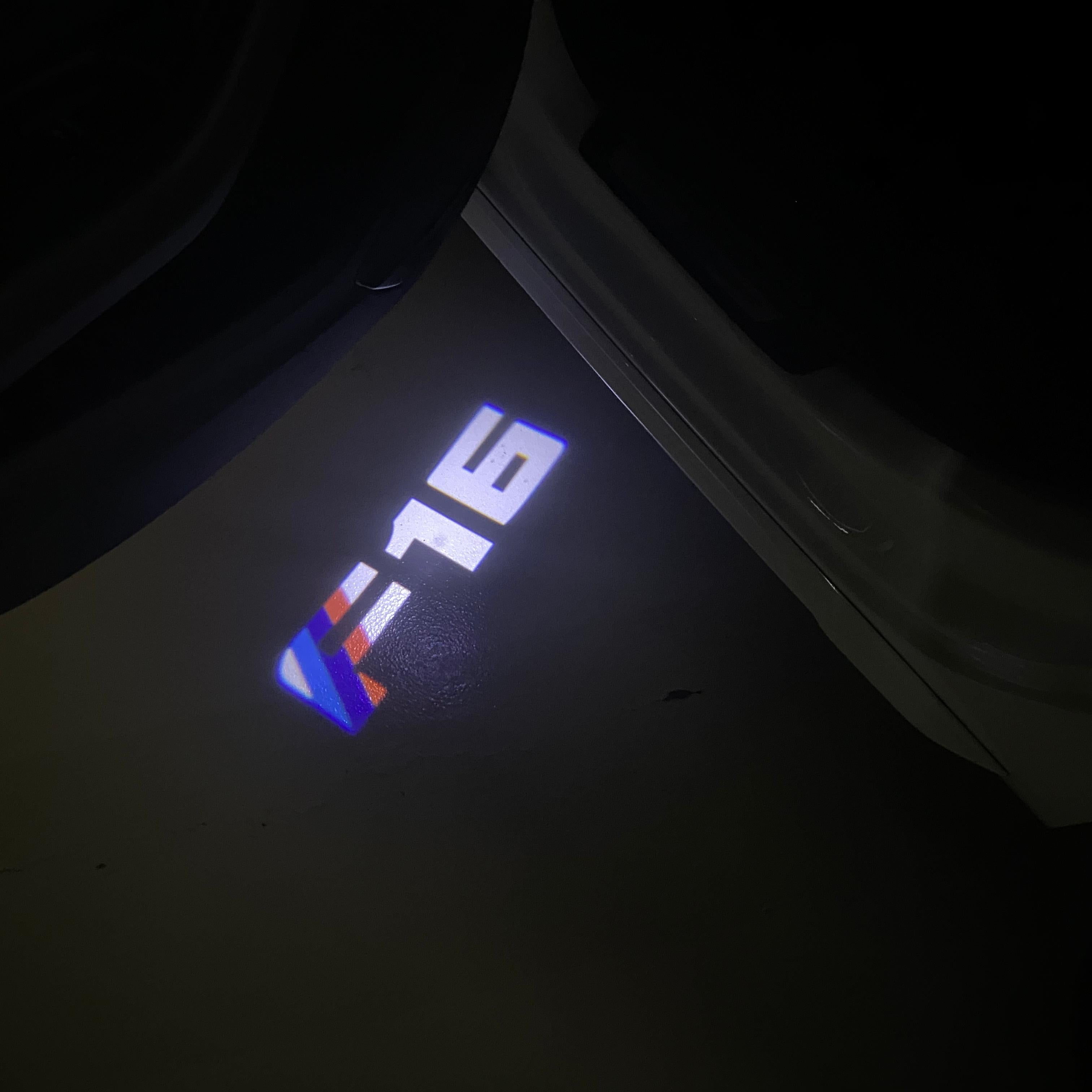 LUCES DE PROYECTOR DEL LOGOTIPO BMW M3 Nr.24 (cantidad 1 = 1 juegos / 2 luces de puerta)