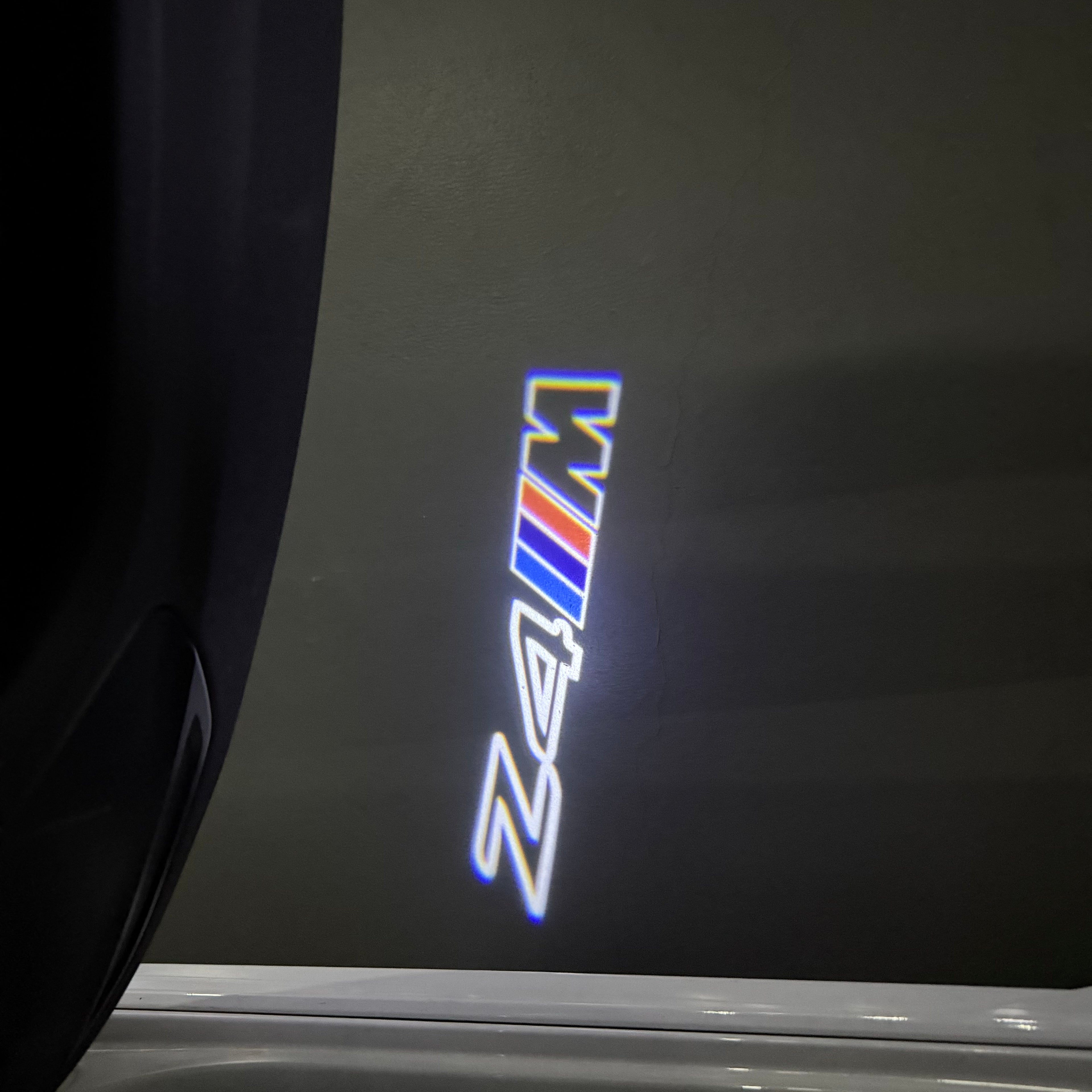 LUCES DE PROYECTOR DEL LOGOTIPO BMW M3 Nr.24 (cantidad 1 = 1 juegos / 2 luces de puerta)
