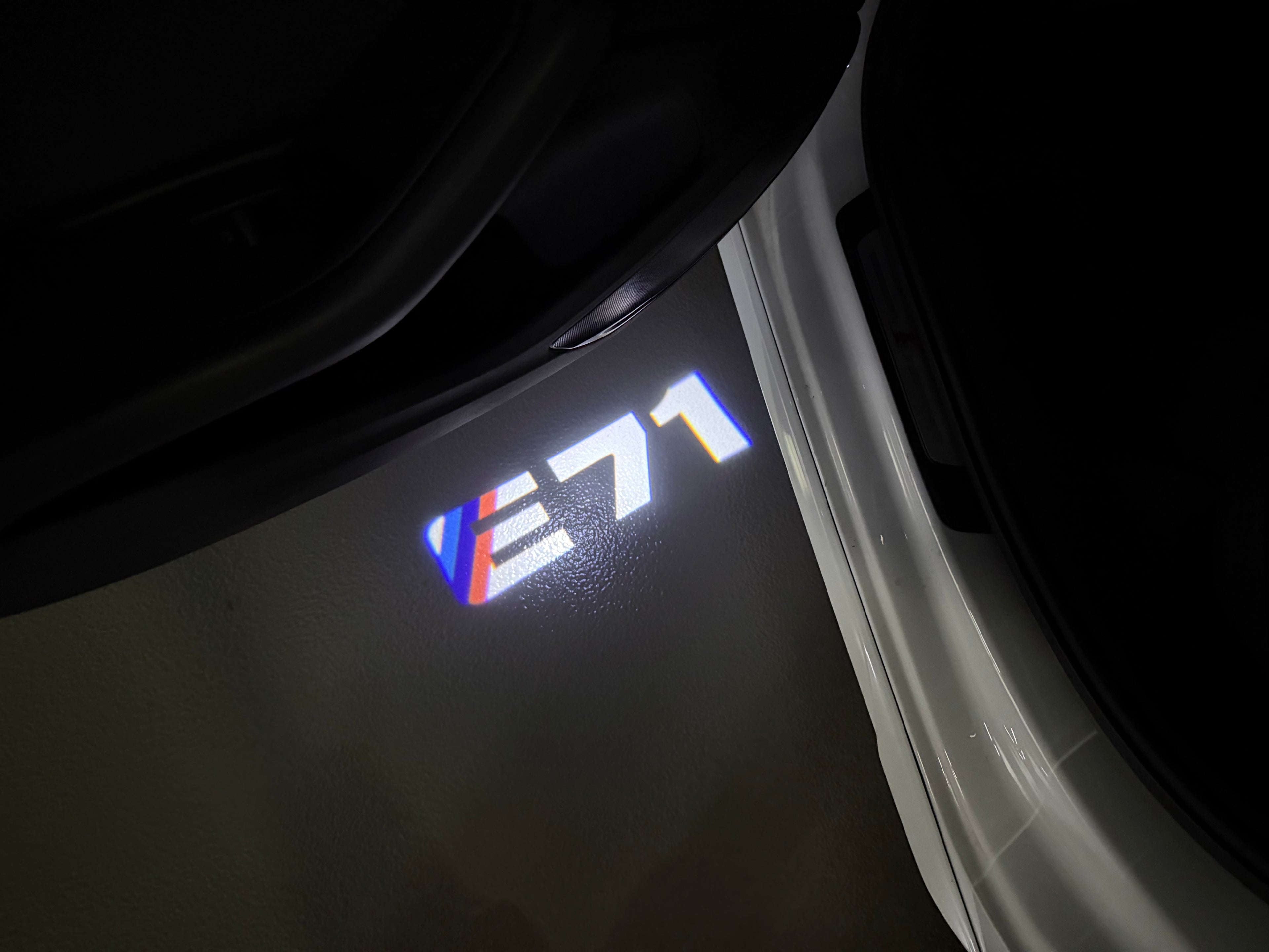 ÉCLAIRAGE DE PROJECTEUR BMW M3 LOGO Nr.24 (quantité 1 = 1 jeux / 2 feux de porte)