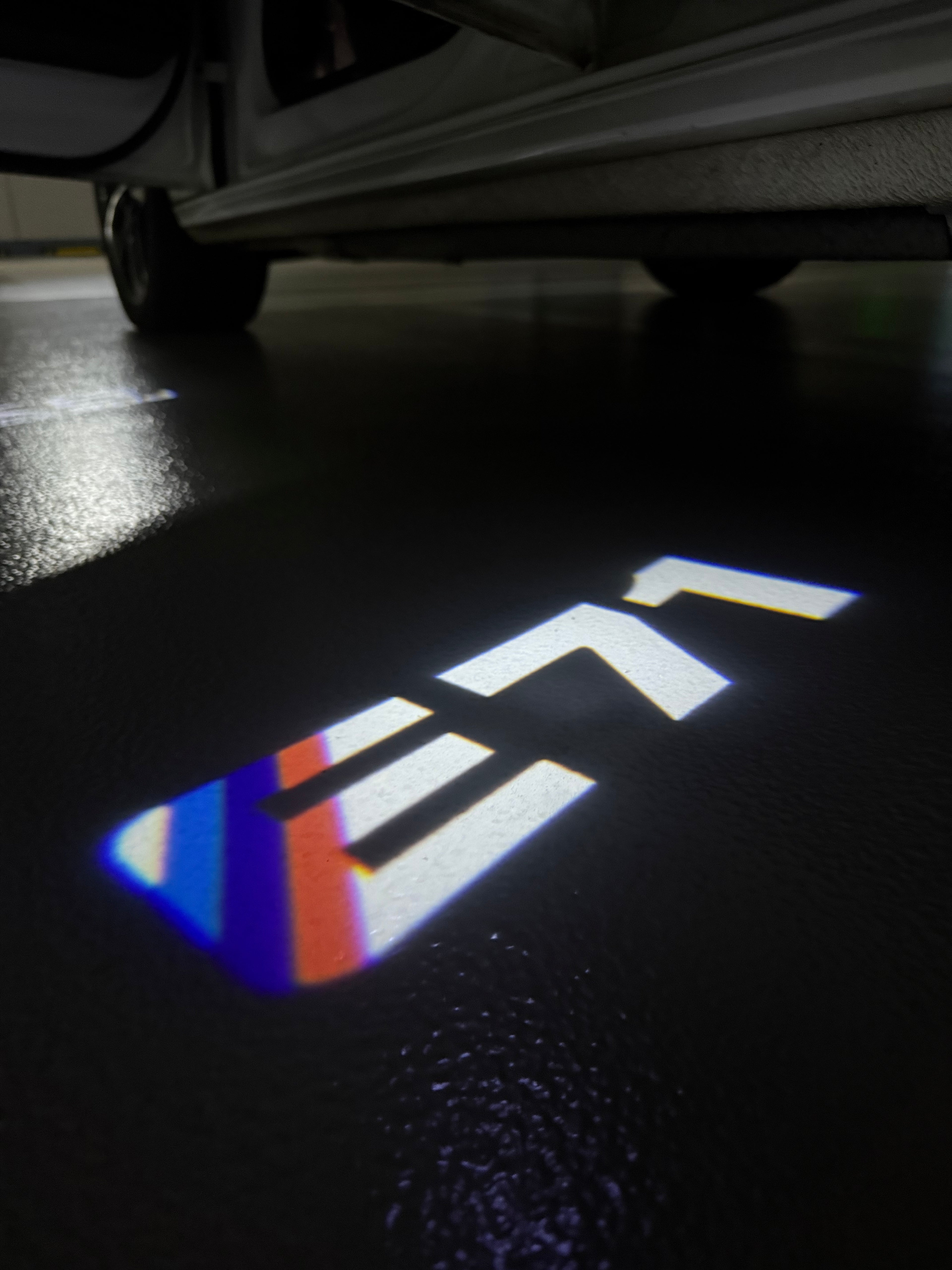 ÉCLAIRAGE DE PROJECTEUR BMW M3 LOGO Nr.24 (quantité 1 = 1 jeux / 2 feux de porte)