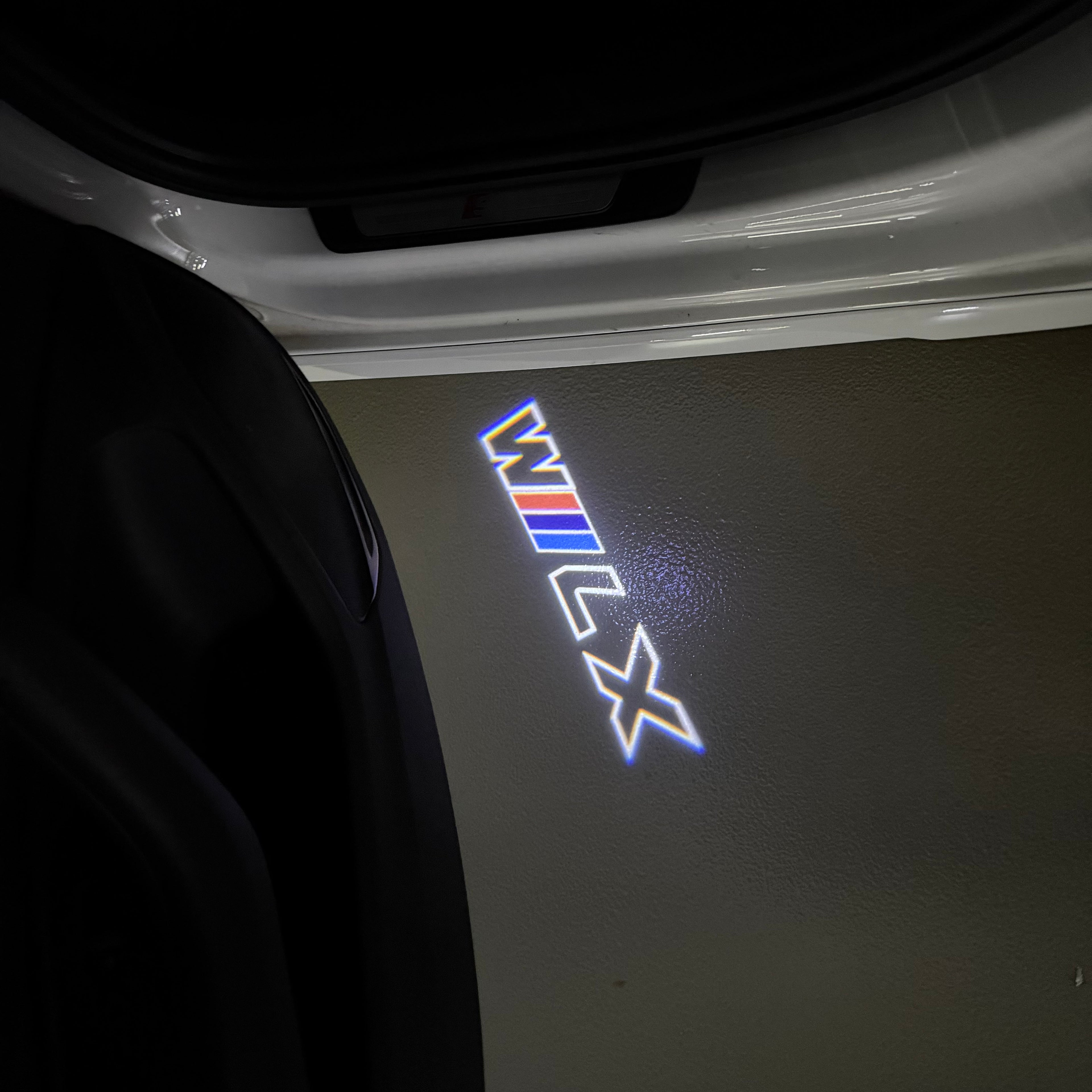 LUCES DE PROYECTOR DEL LOGOTIPO BMW M3 Nr.24 (cantidad 1 = 1 juegos / 2 luces de puerta)