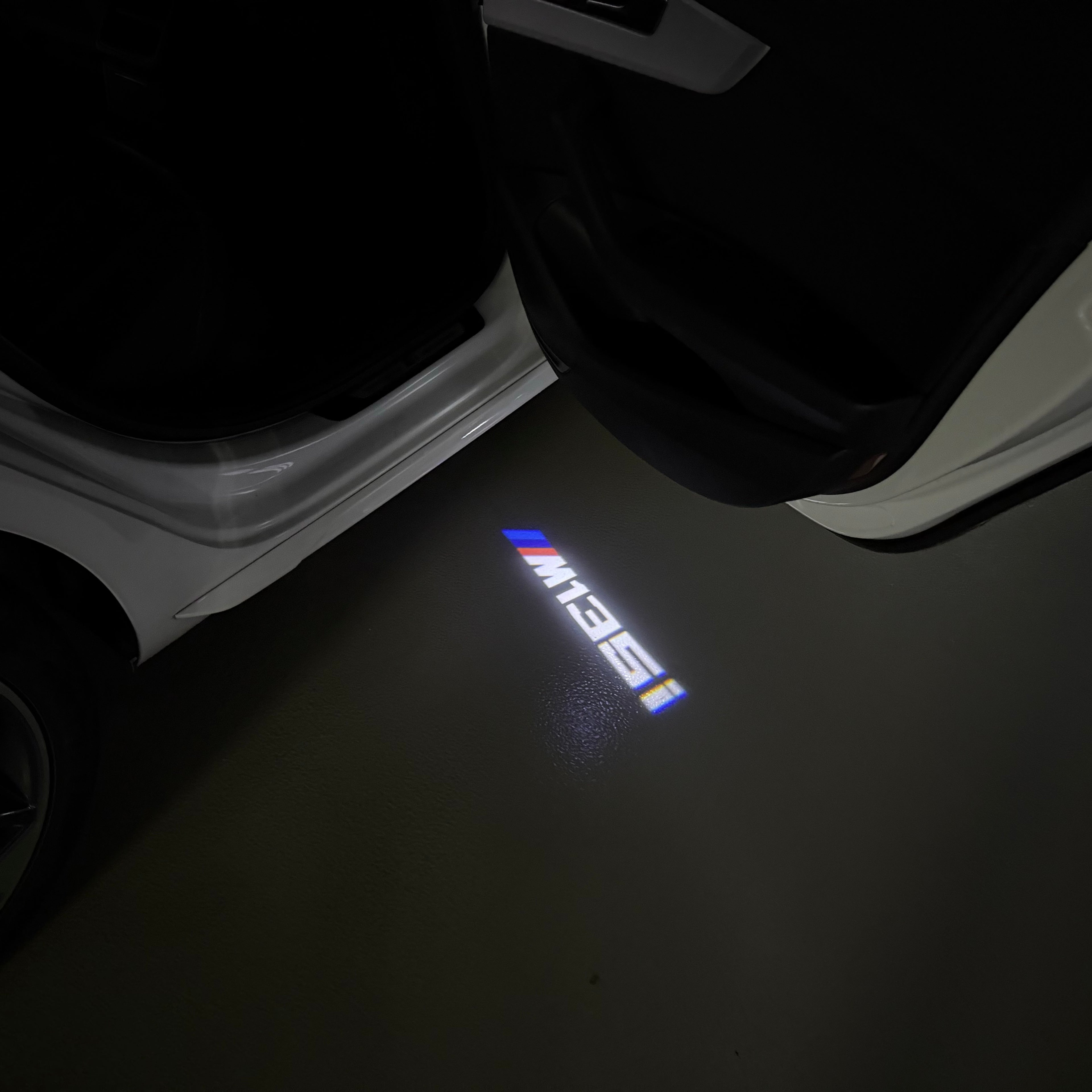 LUCES DE PROYECTOR DEL LOGOTIPO BMW M3 Nr.24 (cantidad 1 = 1 juegos / 2 luces de puerta)