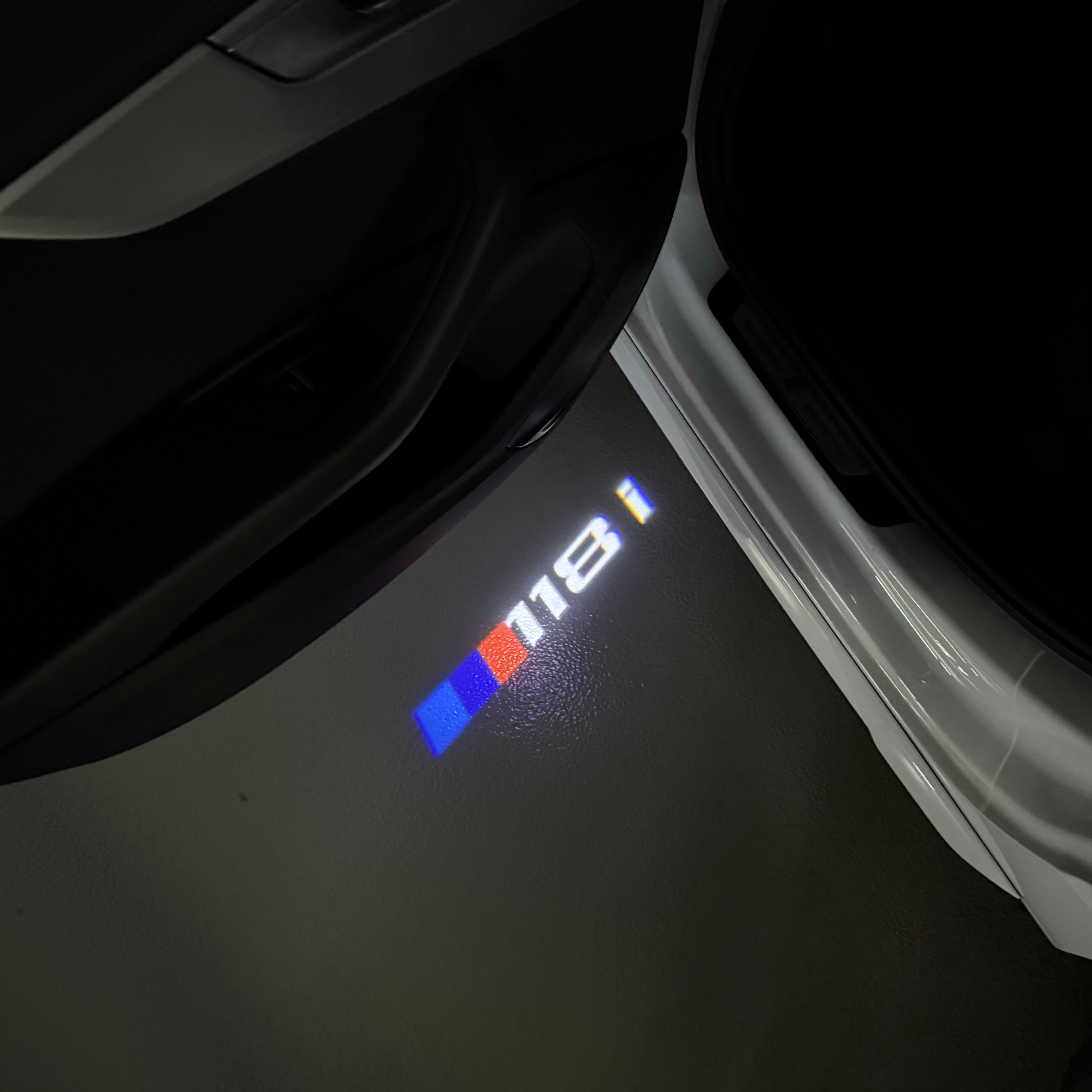 LUCES DE PROYECTOR DEL LOGOTIPO BMW M3 Nr.24 (cantidad 1 = 1 juegos / 2 luces de puerta)