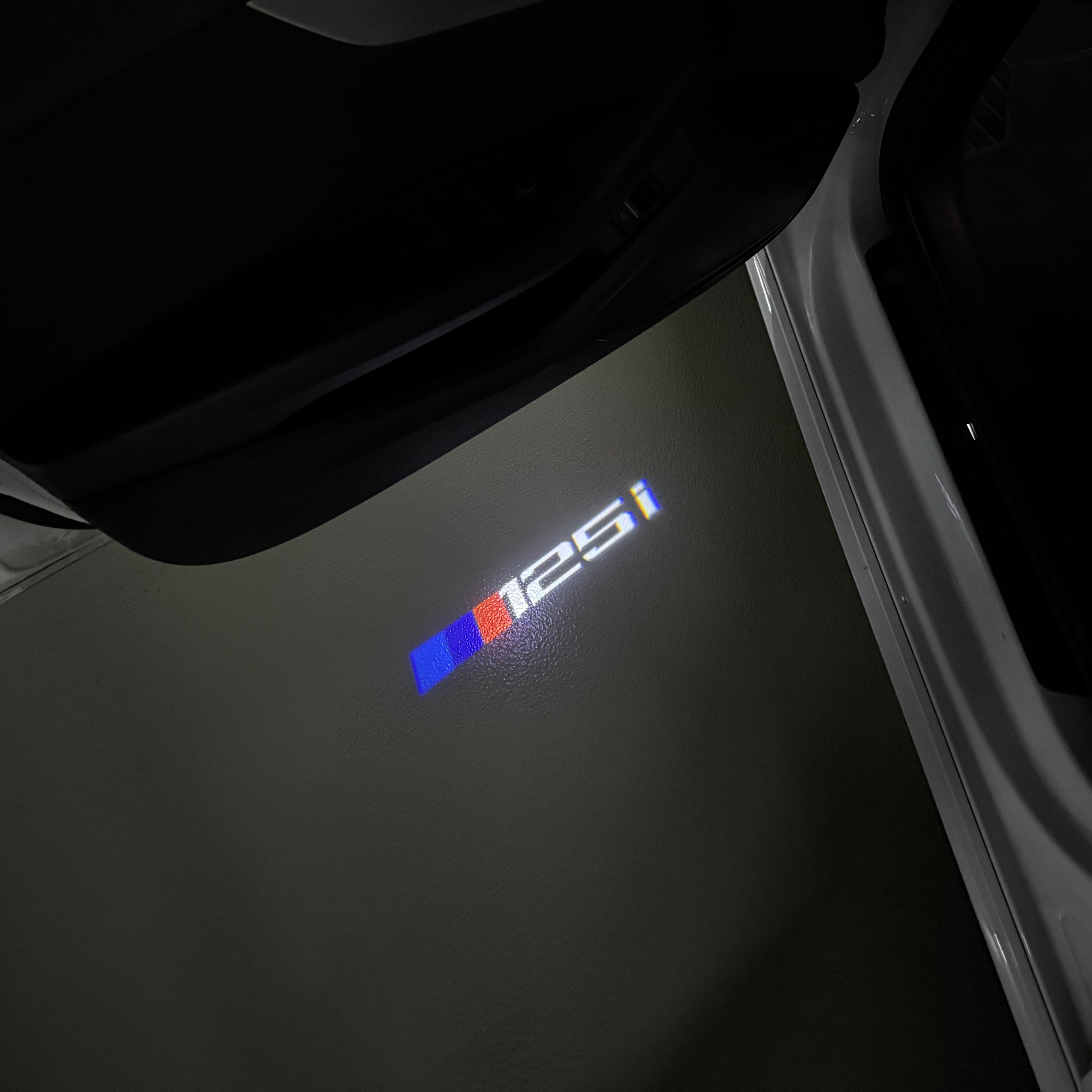 LUCES DE PROYECTOR DEL LOGOTIPO BMW M3 Nr.24 (cantidad 1 = 1 juegos / 2 luces de puerta)