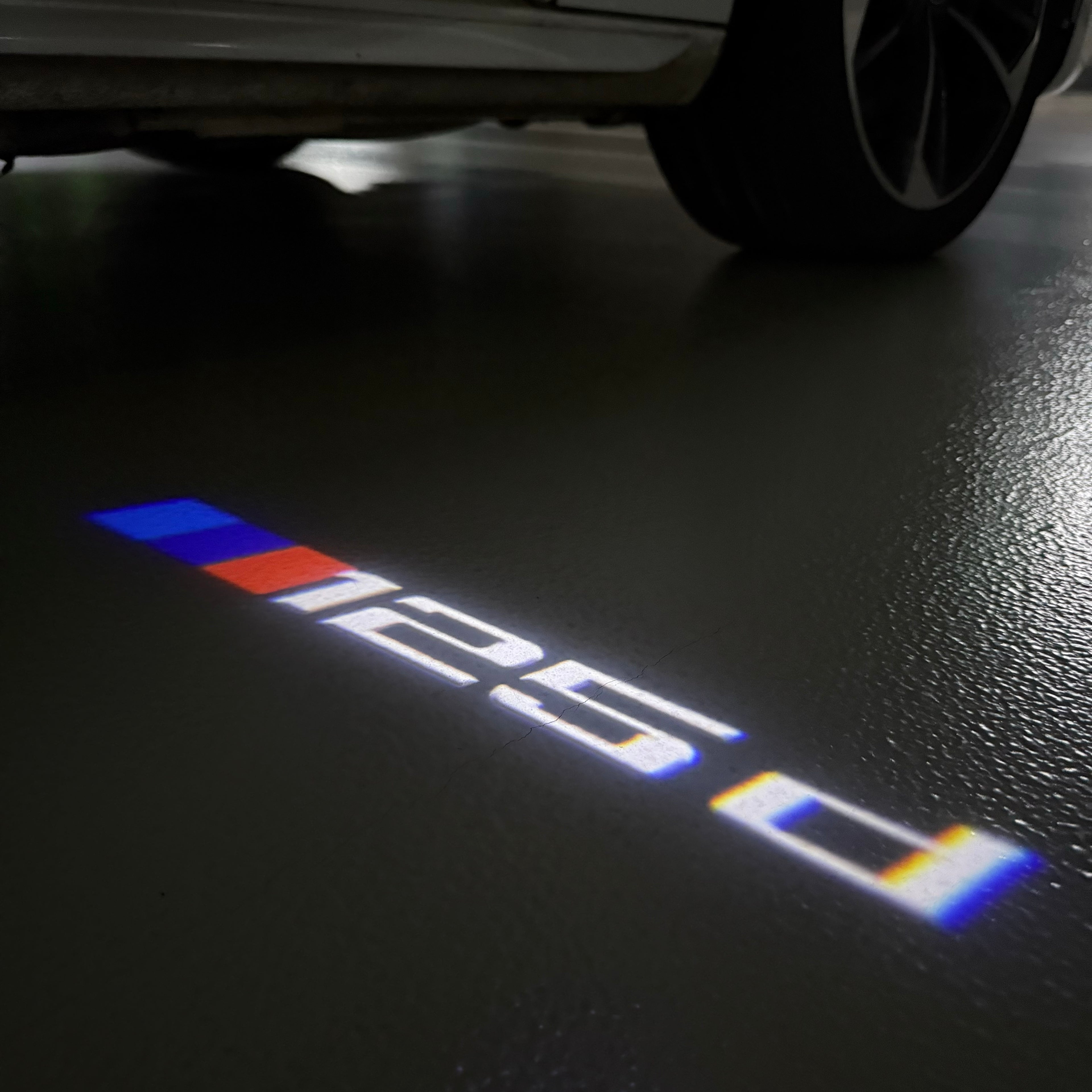 LUCES DE PROYECTOR DEL LOGOTIPO BMW M3 Nr.24 (cantidad 1 = 1 juegos / 2 luces de puerta)