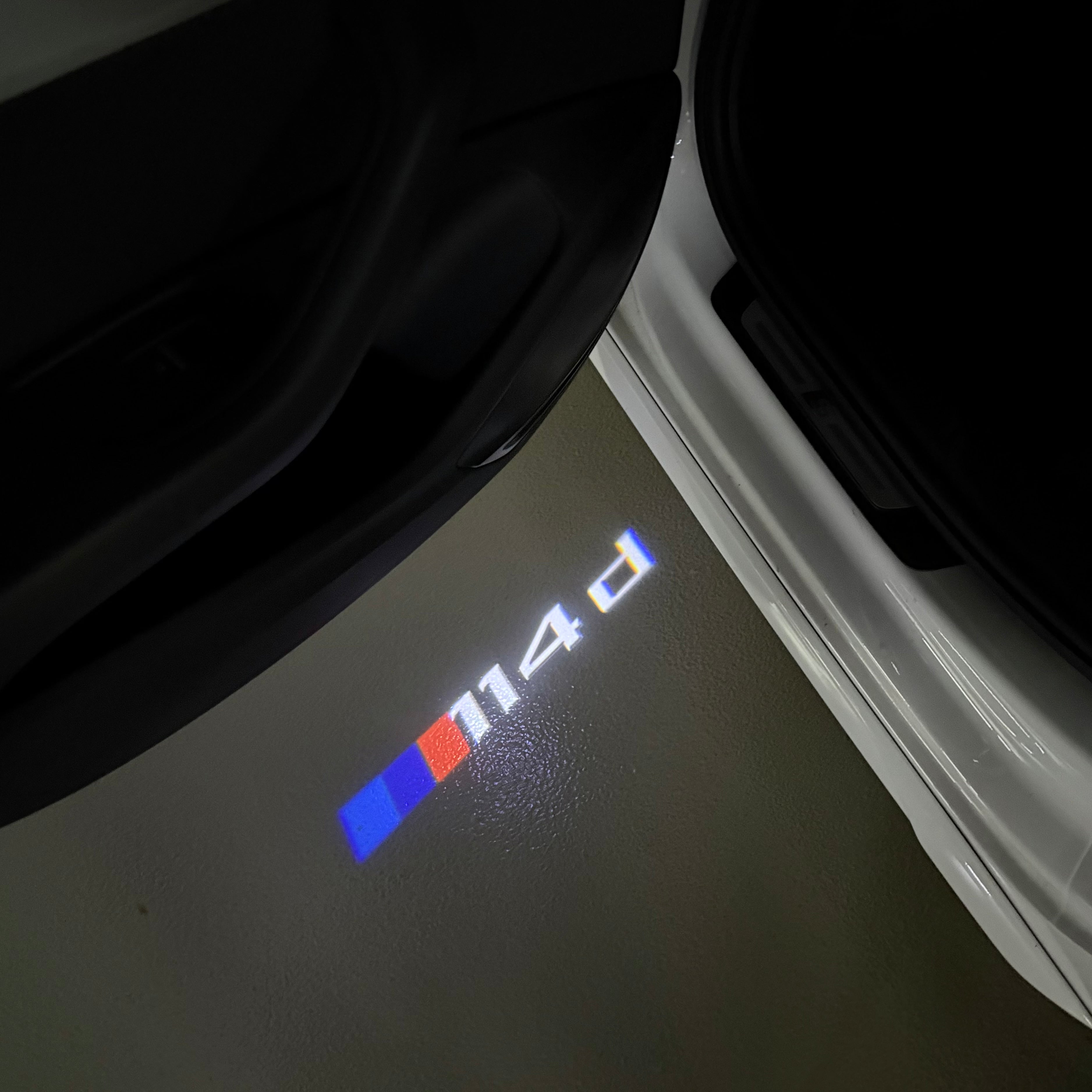 LUCES DE PROYECTOR DEL LOGOTIPO BMW M3 Nr.24 (cantidad 1 = 1 juegos / 2 luces de puerta)