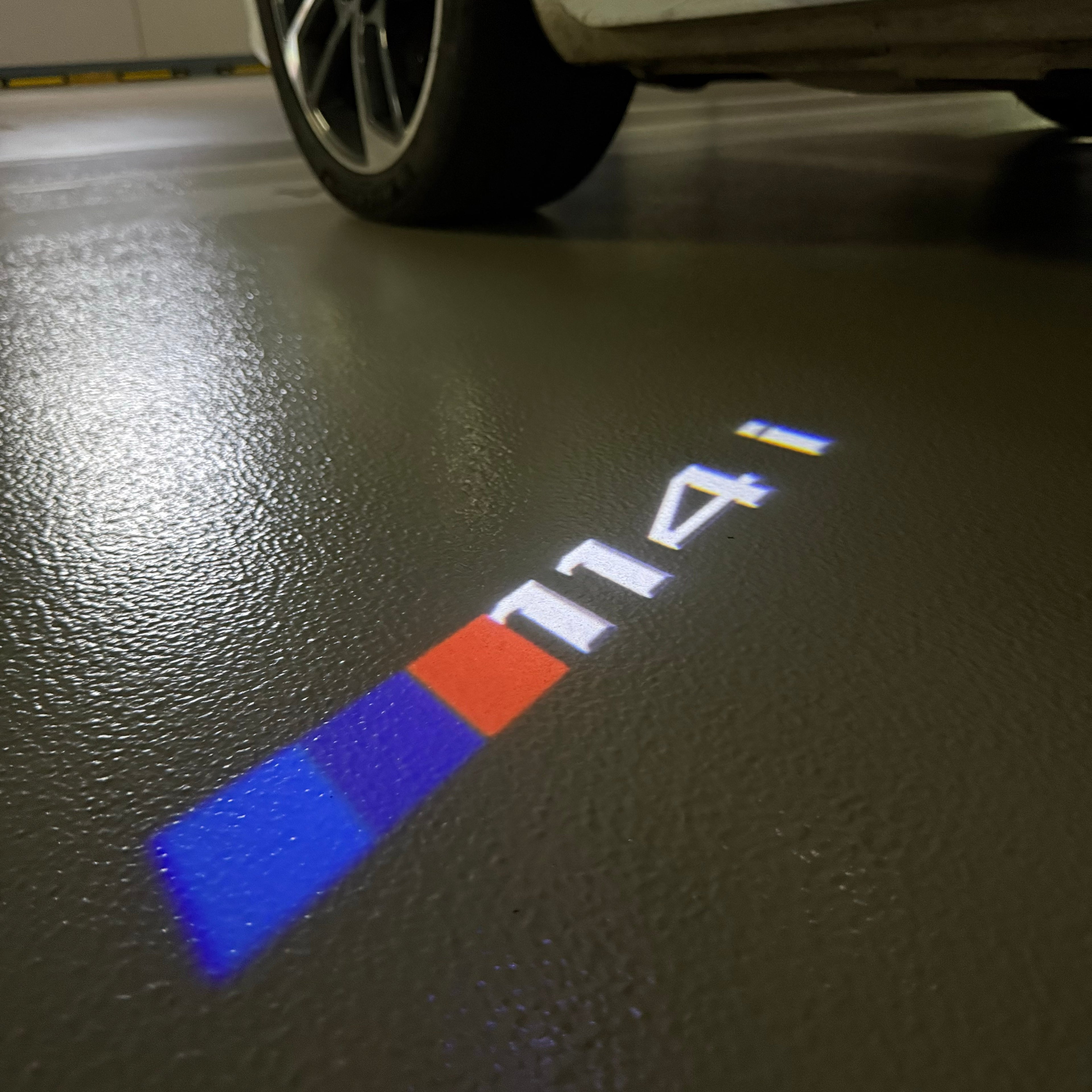 LUCES DE PROYECTOR DEL LOGOTIPO BMW M3 Nr.24 (cantidad 1 = 1 juegos / 2 luces de puerta)