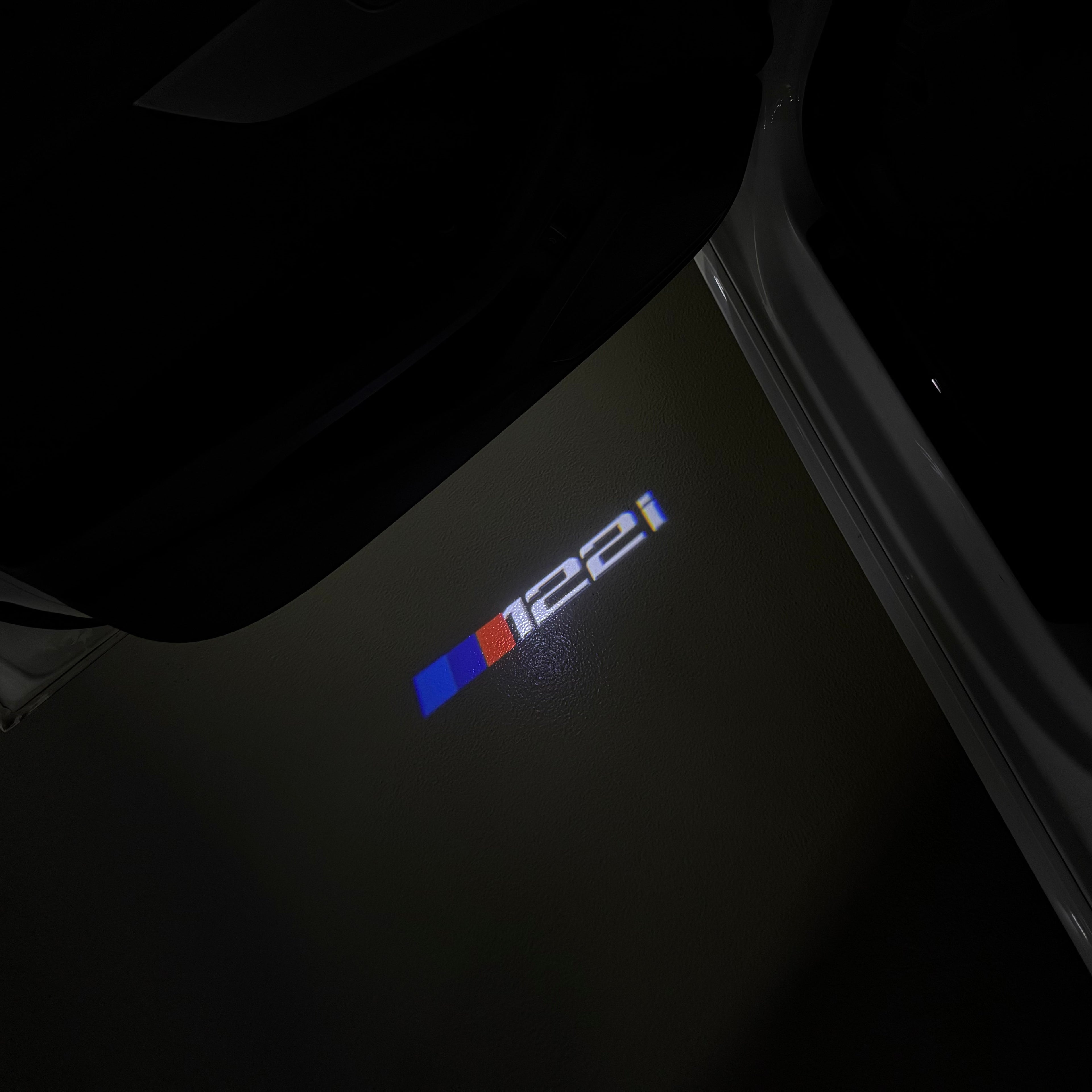 LUCES DE PROYECTOR DEL LOGOTIPO BMW M3 Nr.24 (cantidad 1 = 1 juegos / 2 luces de puerta)