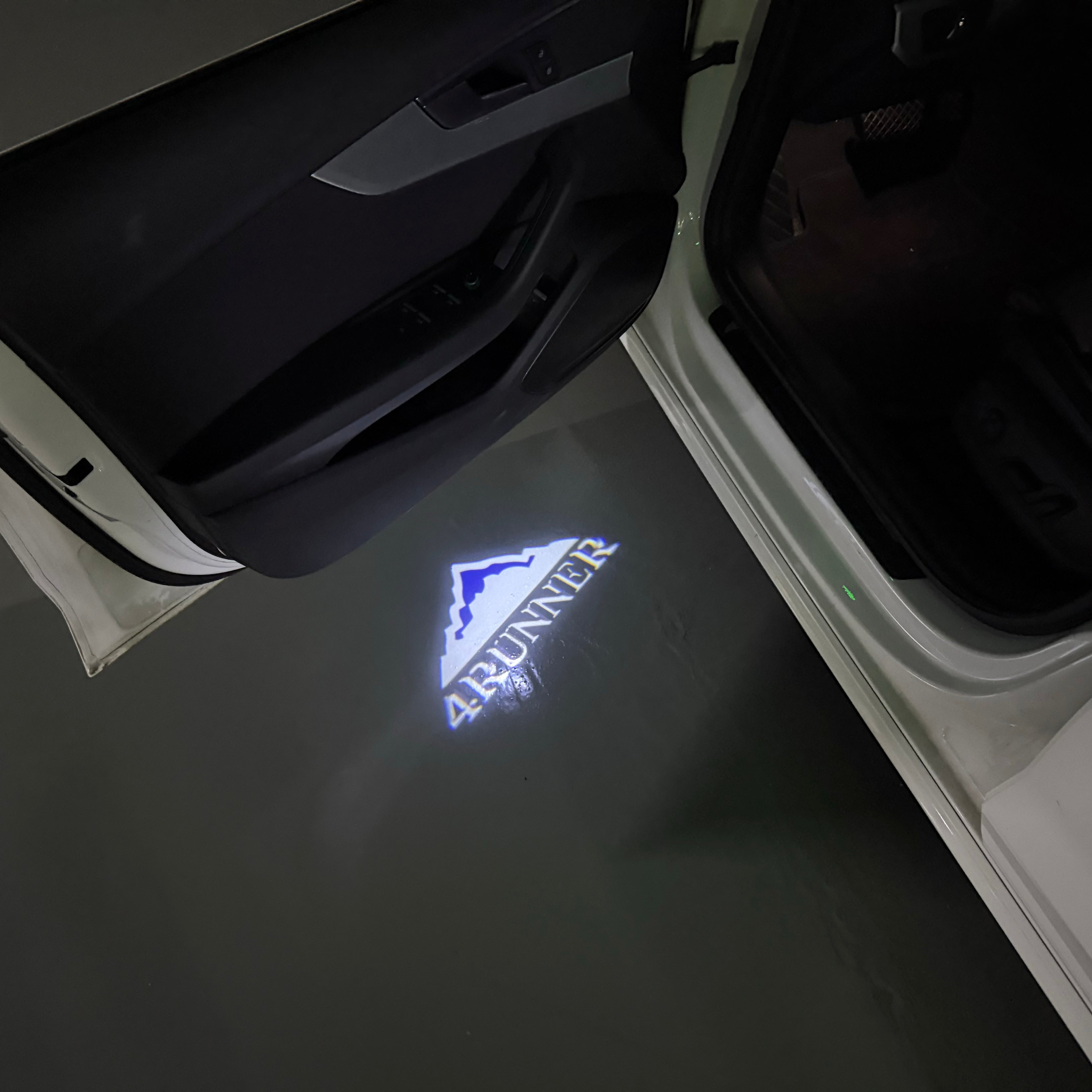 Toyota LOGO PROJECROTR LIGHTS Nr.02 (quantité 1 = 1 ensembles / 2 feux de porte)