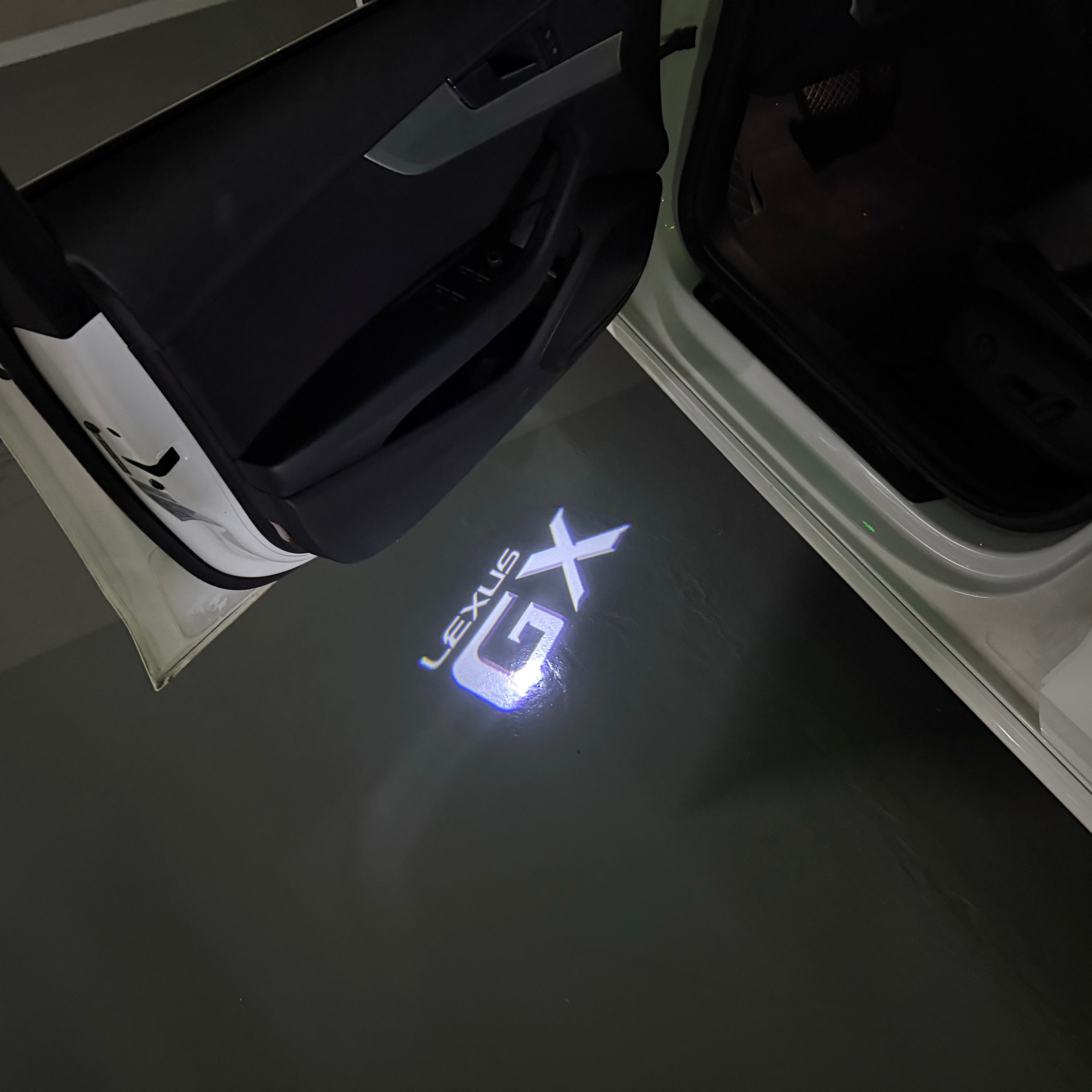 LEXUS LOGO PROJECTOR LIGHTS Nr.01 (الكمية 1 = 1 مجموعة / 2 أضواء باب)