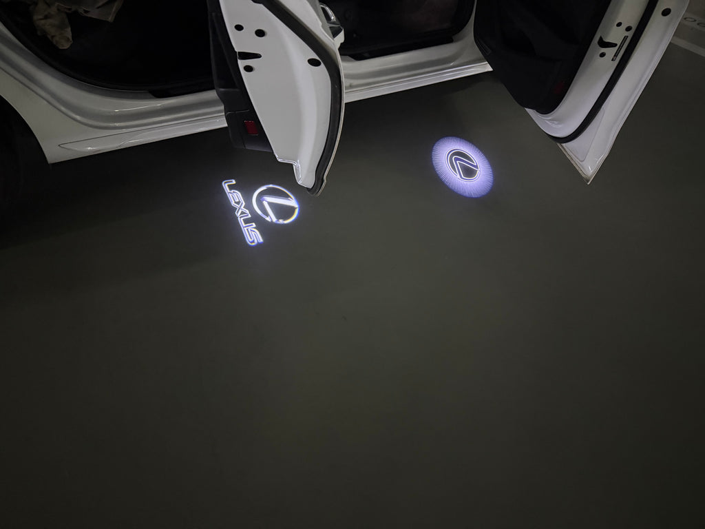 LEXUS LOGO PROJECTOR LIGHTS Nr.01 (الكمية 1 = 1 مجموعة / 2 أضواء باب)