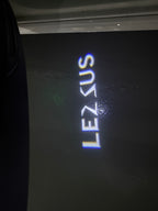 LEXUS LOGO PROJECTOR LIGHTS Nr.01 (الكمية 1 = 1 مجموعة / 2 أضواء باب)