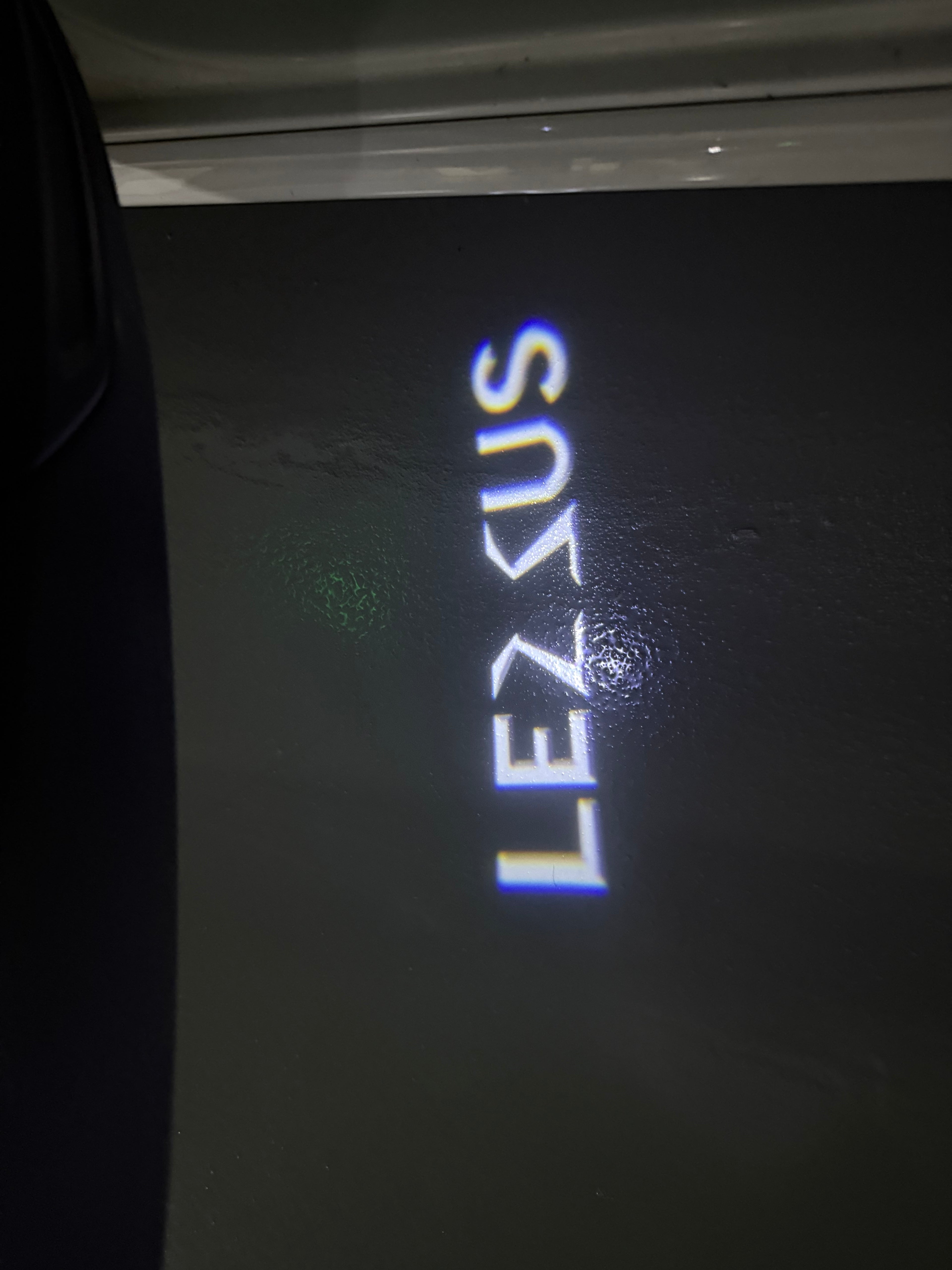 LEXUS LOGO PROJECTOR LIGHTS Nr.01 (الكمية 1 = 1 مجموعة / 2 أضواء باب)