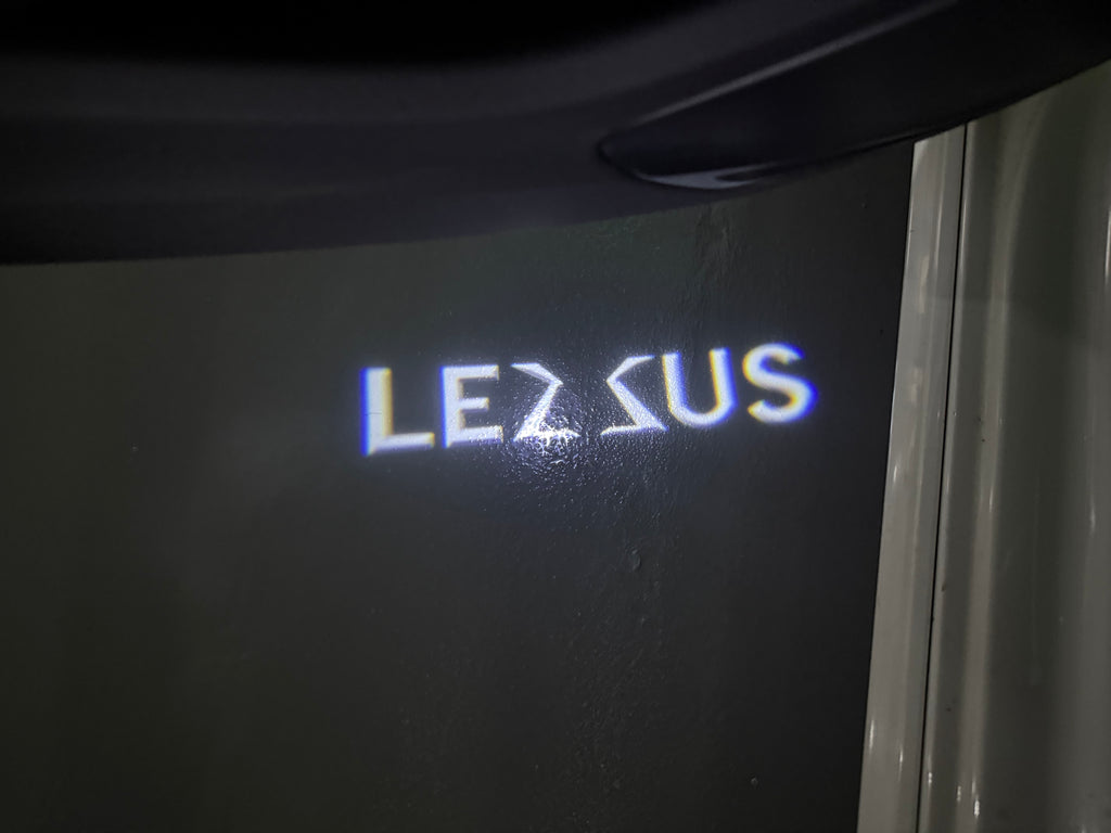 LEXUS LOGO PROJECTOR LIGHTS Nr.01 (الكمية 1 = 1 مجموعة / 2 أضواء باب)