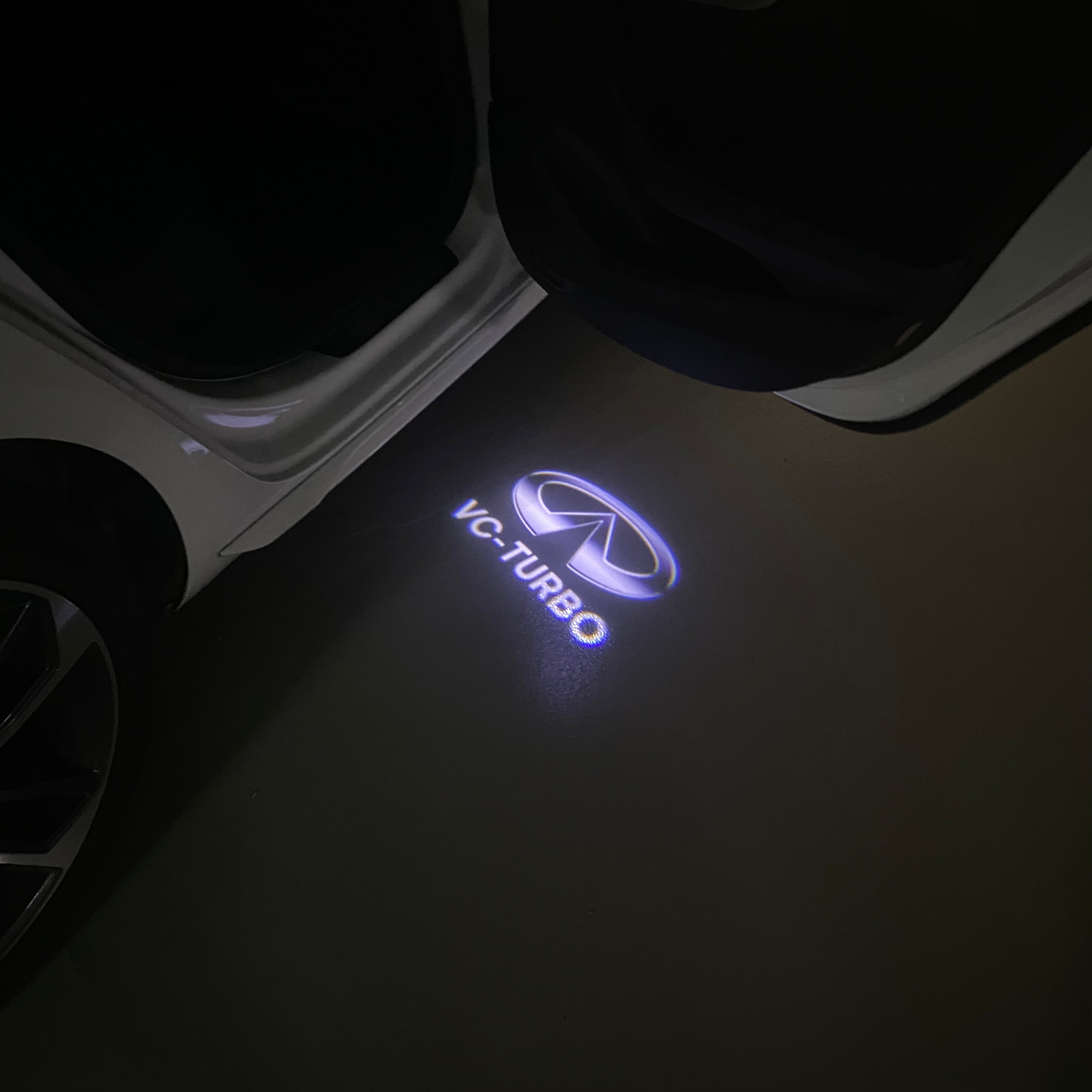 INFINTI VC-TURBO LOGO PROJECROTR LIGHTS Nr.93 (quantité 1 = 1 ensemble/2 feux de porte)
