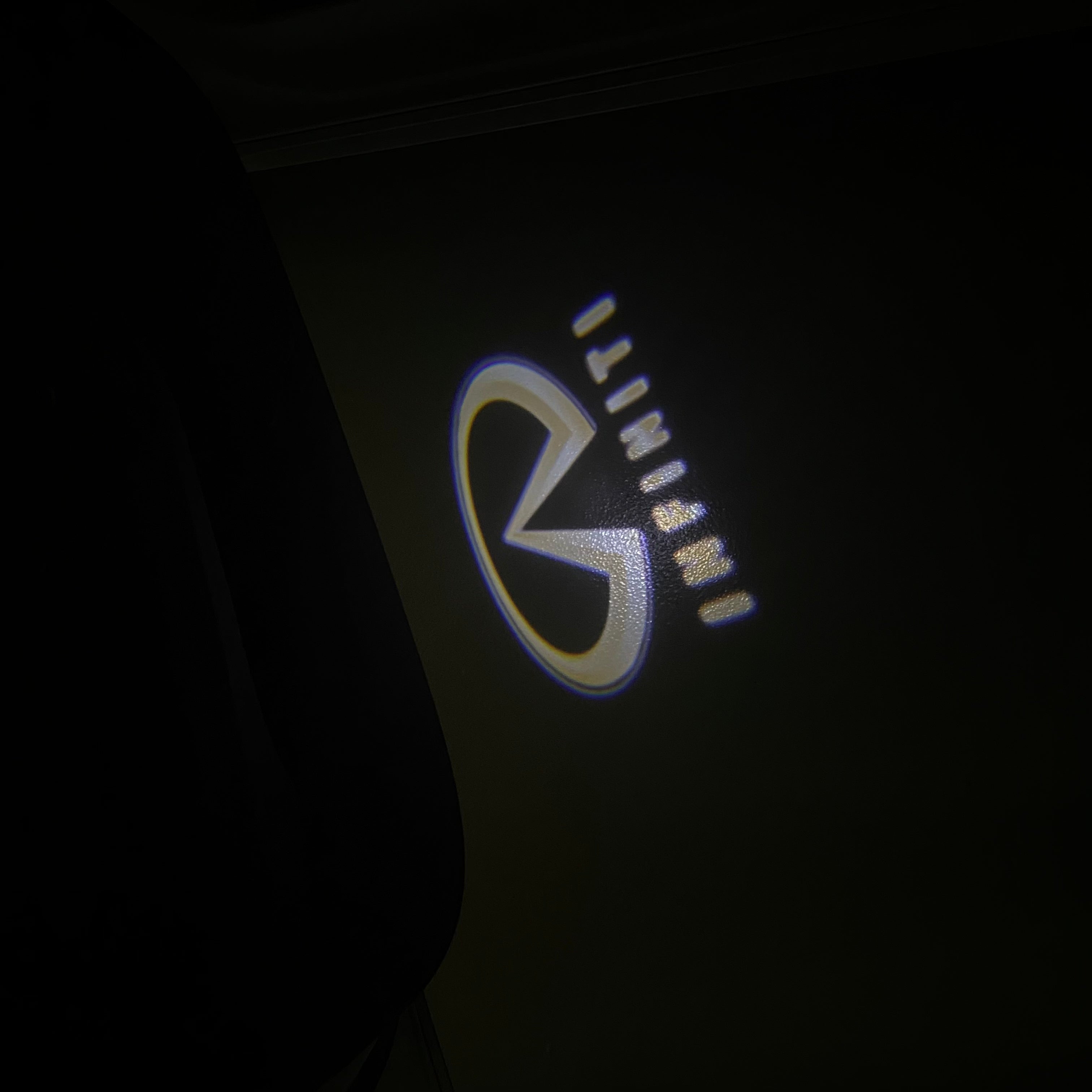 INFINTI LOGO PROJECROTR أضواء Nr.08 (الكمية 1 = 1 مجموعات / 2 أضواء الباب)