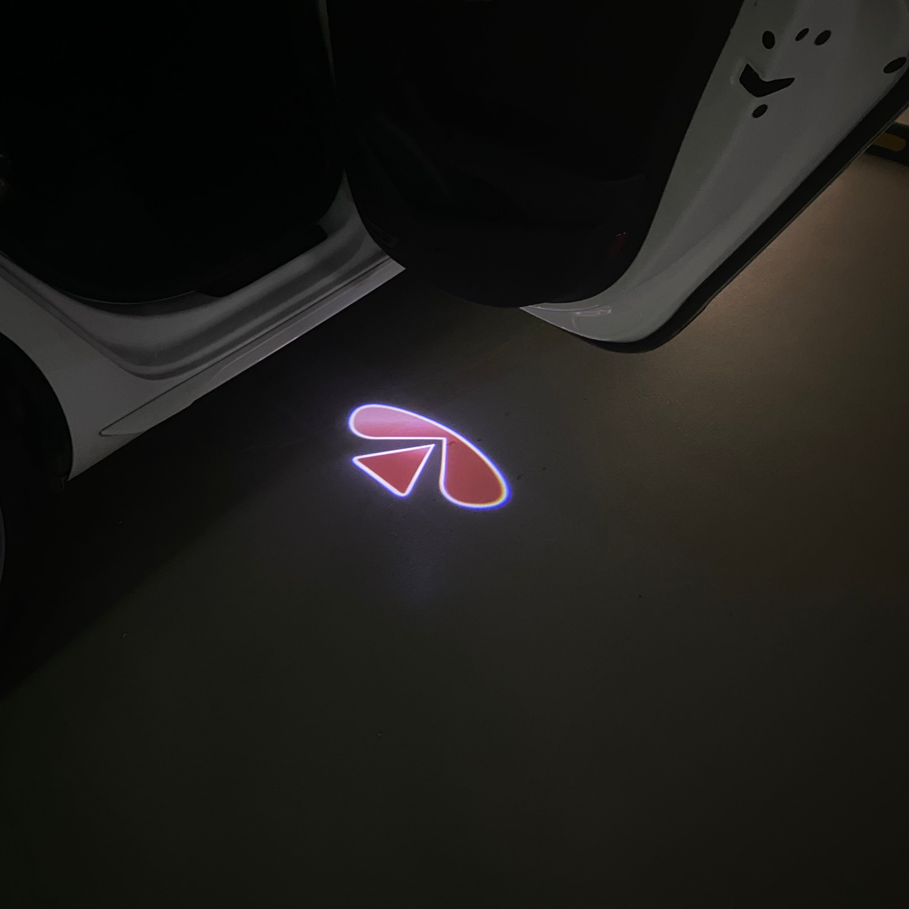 INFINTI LOGO PROJECROTR LIGHTS Nr.18 (quantité 1 = 1 ensemble/2 feux de porte)