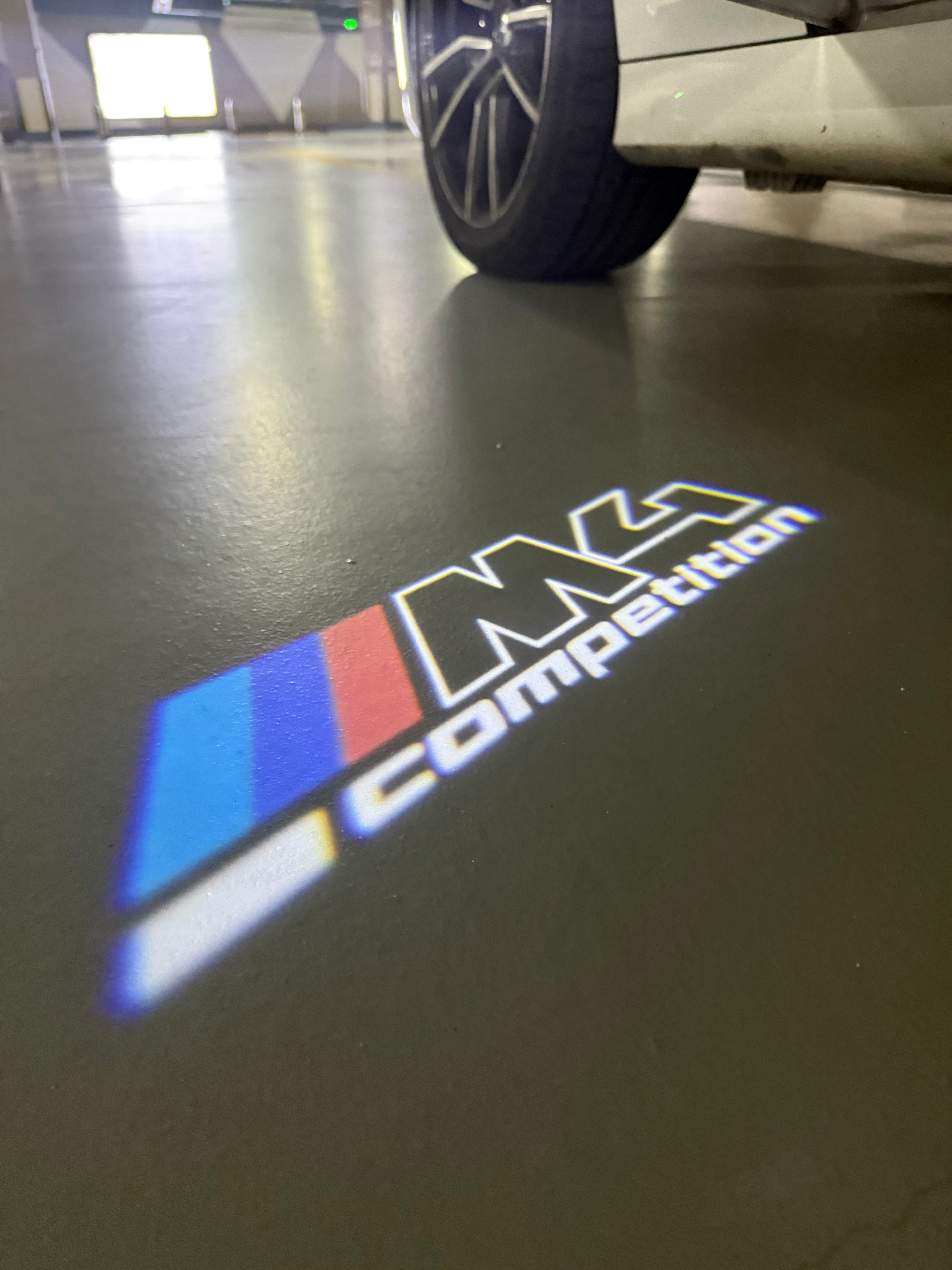 ÉCLAIRAGE DE PROJECTEUR BMW M3 LOGO Nr.24 (quantité 1 = 1 jeux / 2 feux de porte)