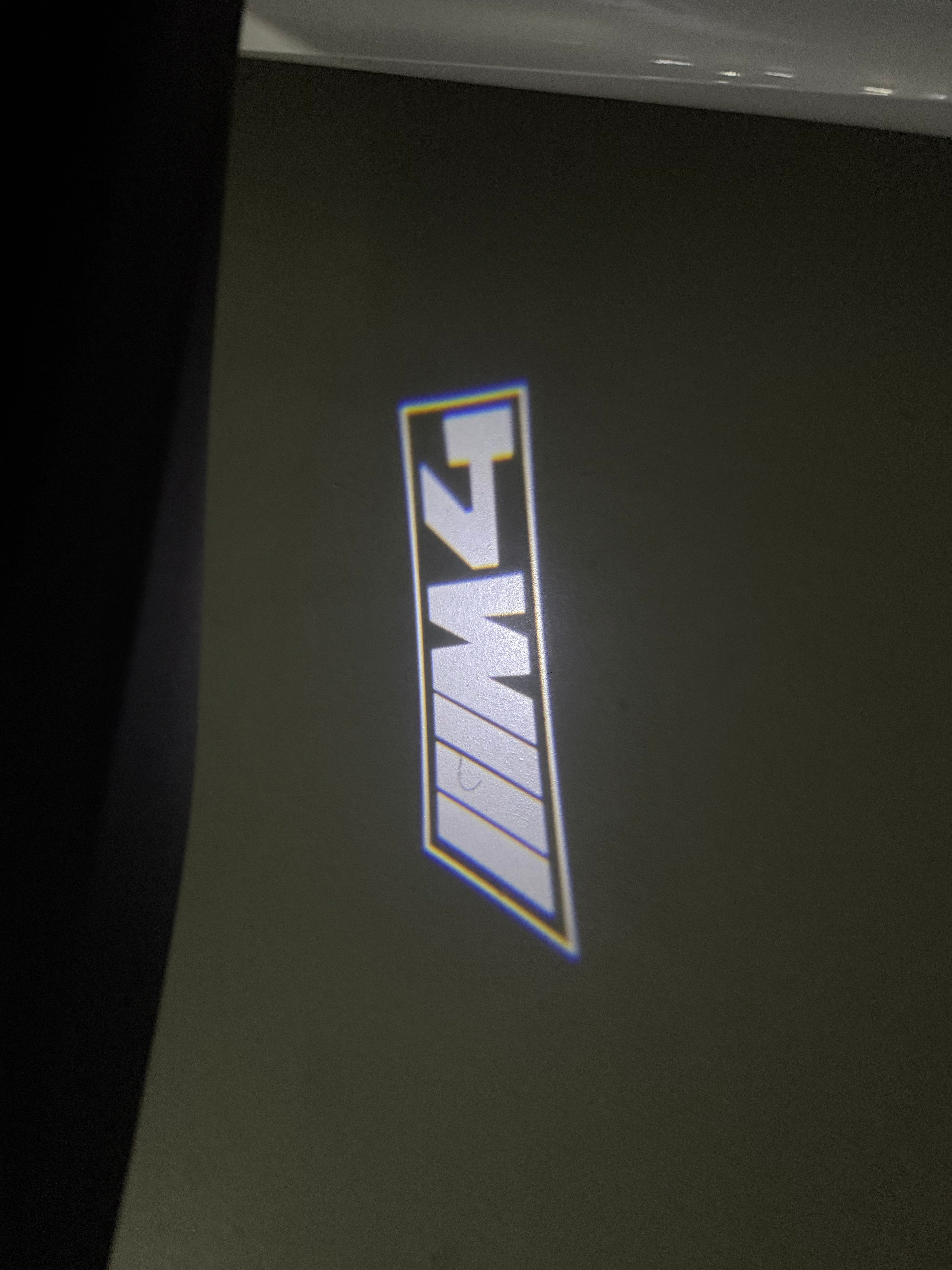 ÉCLAIRAGE DE PROJECTEUR BMW M3 LOGO Nr.24 (quantité 1 = 1 jeux / 2 feux de porte)