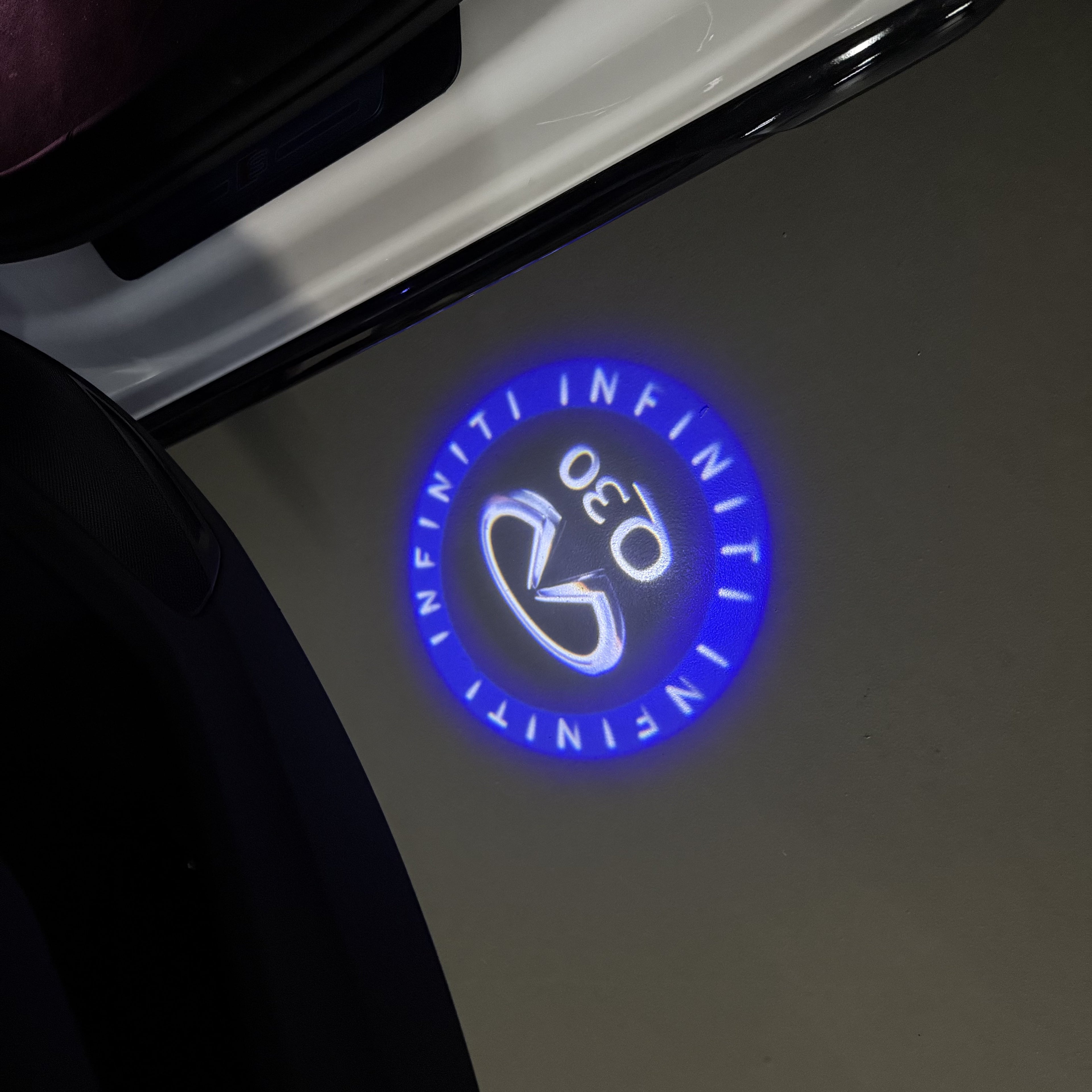 INFINTI QX56 LOGO PROJECROTR LIGHTS Nr.74 (quantité 1 = 1 ensemble/2 feux de porte)