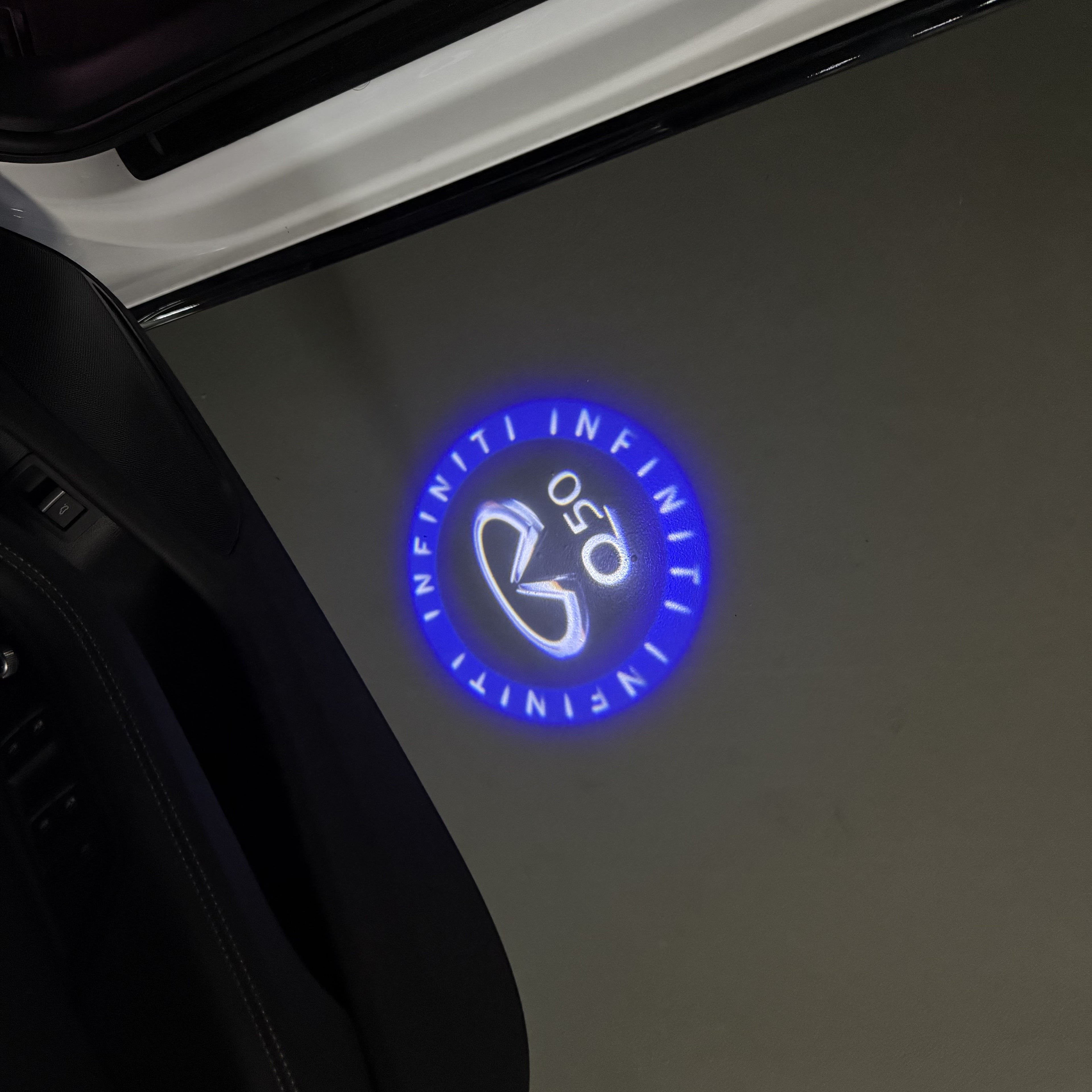 INFINTI QX56 LOGO PROJECROTR LIGHTS Nr.74 (quantité 1 = 1 ensemble/2 feux de porte)