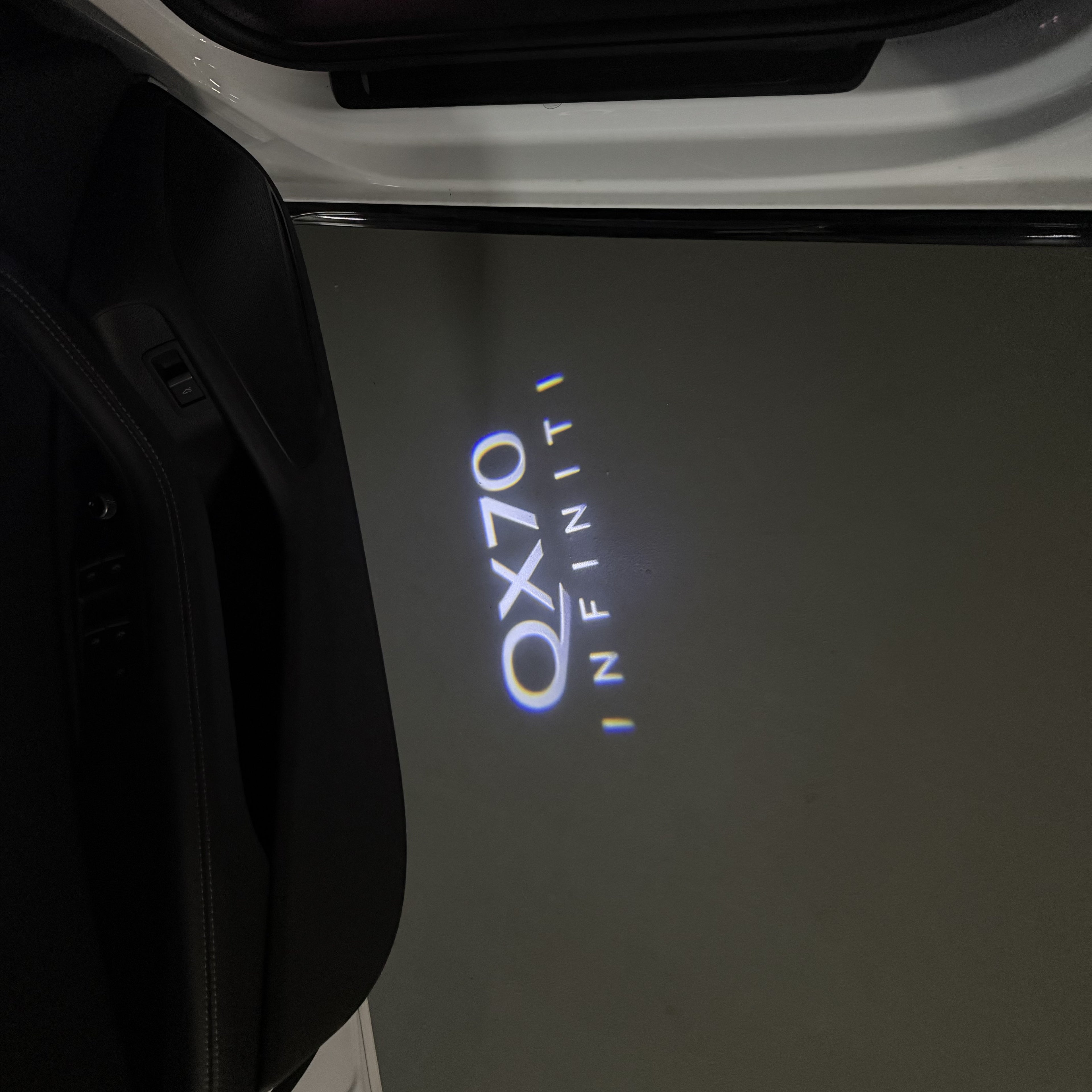 INFINTI QX56 LOGO PROJECROTR LIGHTS Nr.74 (quantité 1 = 1 ensemble/2 feux de porte)