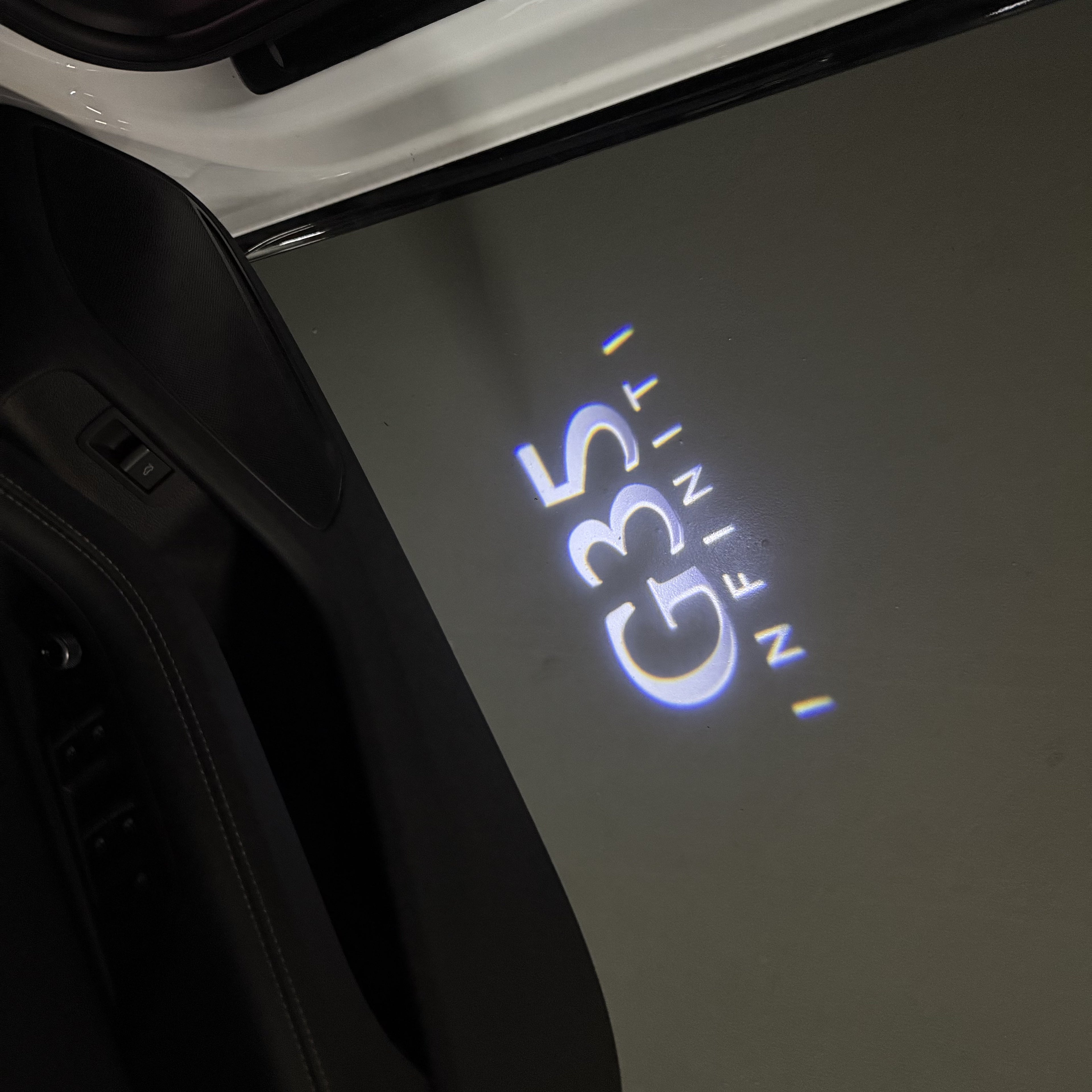 INFINTI QX56 LOGO PROJECROTR LIGHTS Nr.74 (quantité 1 = 1 ensemble/2 feux de porte)