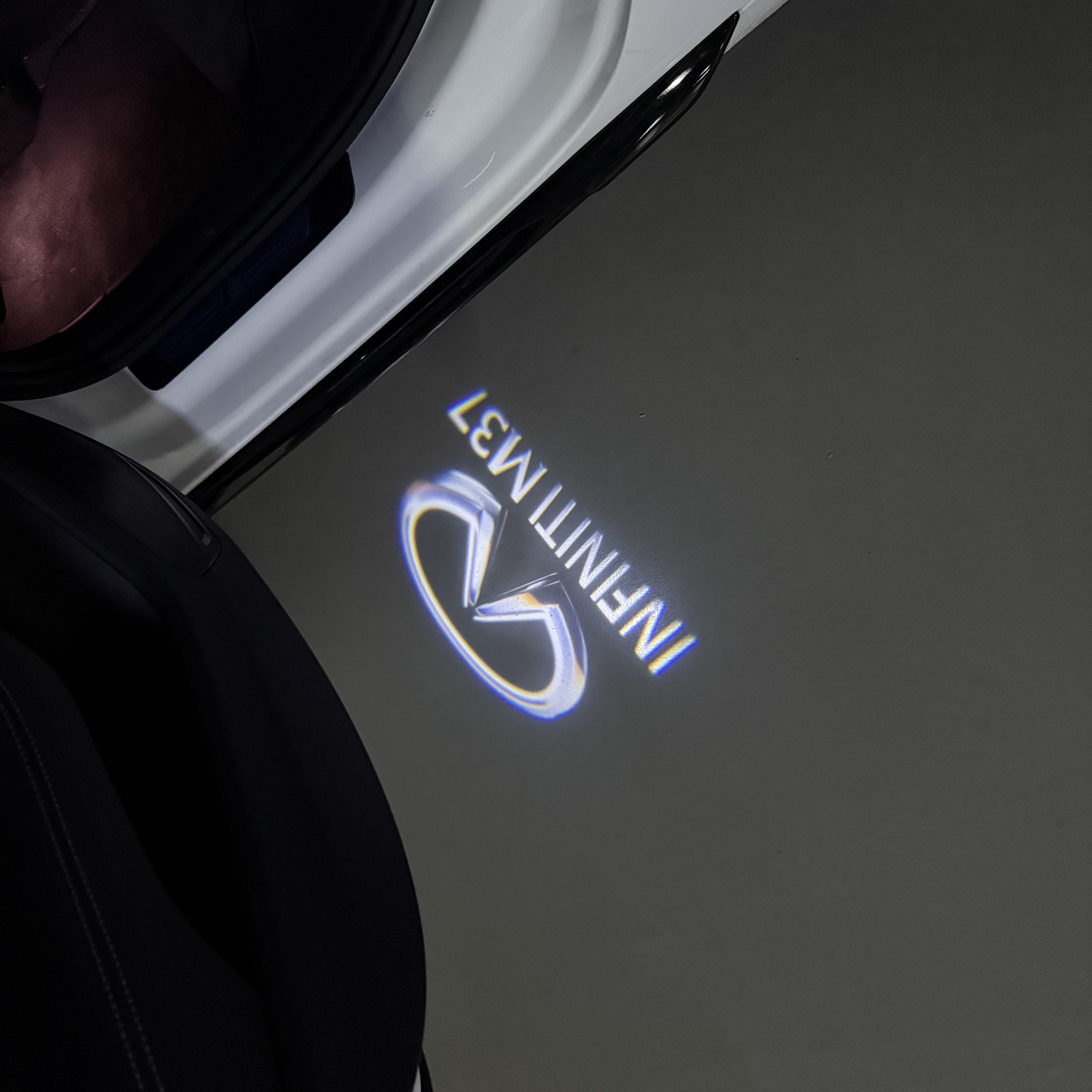 INFINTI QX56 LOGO PROJECROTR LIGHTS Nr.74 (quantité 1 = 1 ensemble/2 feux de porte)