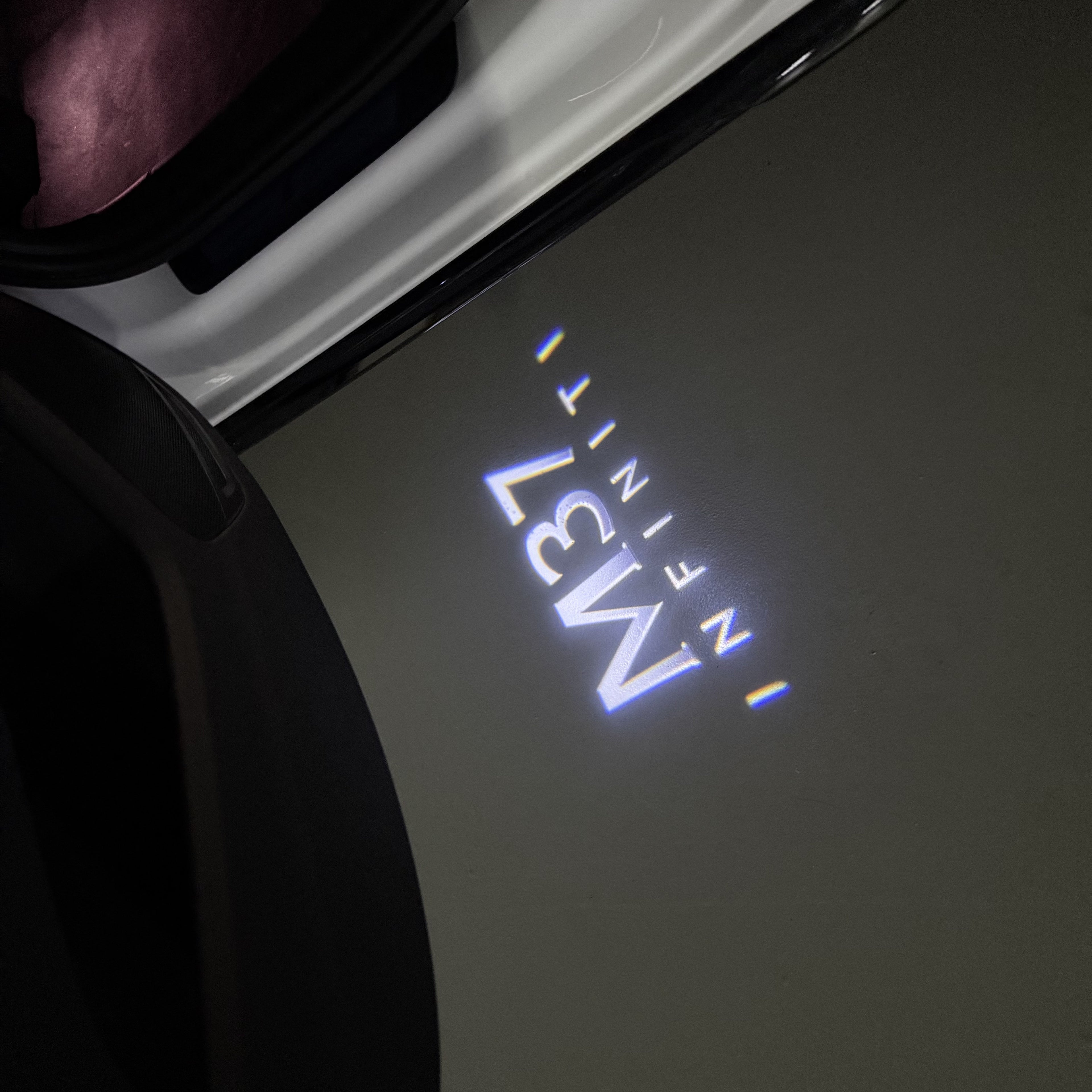 INFINTI QX56 LOGO PROJECROTR LIGHTS Nr.74 (quantité 1 = 1 ensemble/2 feux de porte)