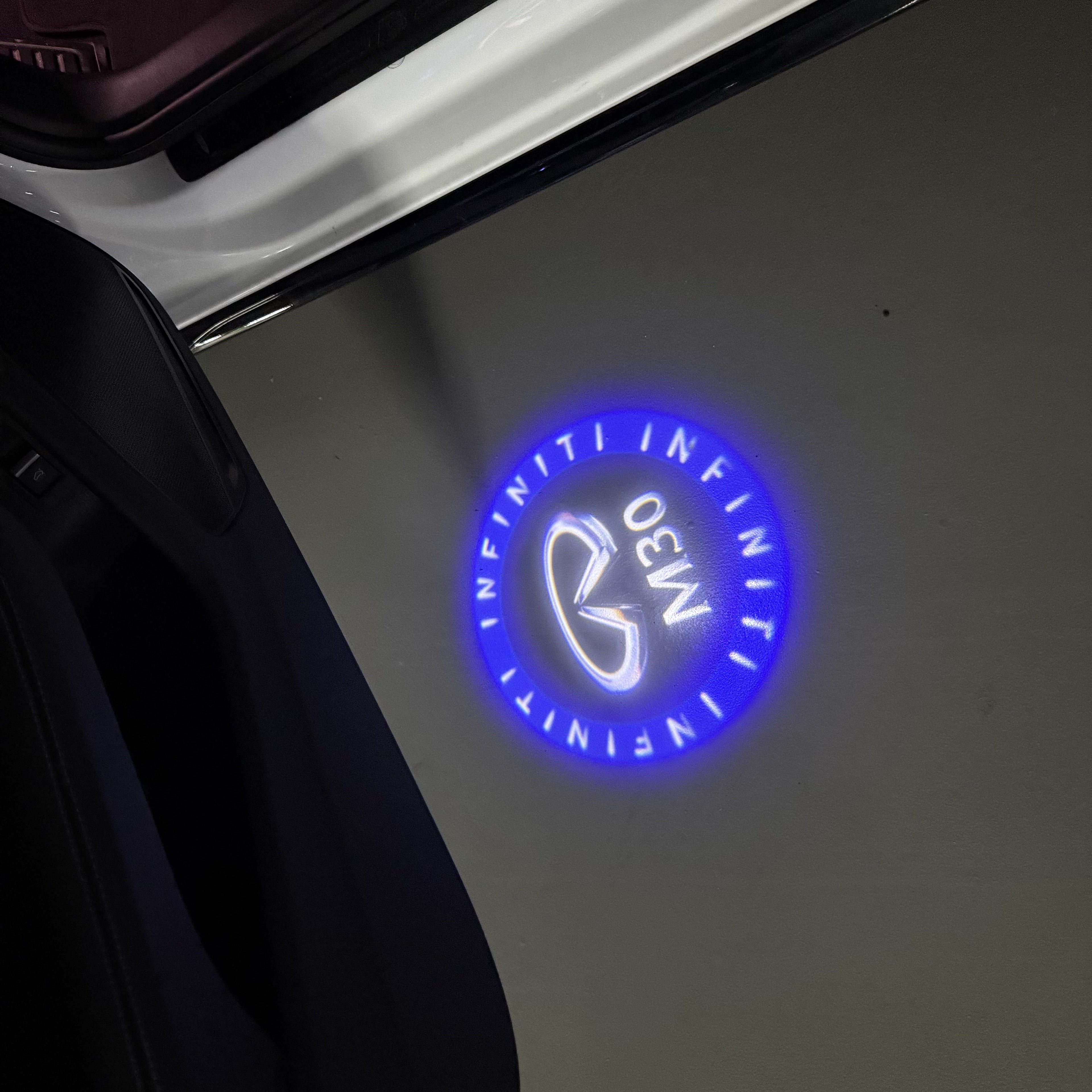 INFINTI QX56 LOGO PROJECROTR LIGHTS Nr.74 (quantité 1 = 1 ensemble/2 feux de porte)