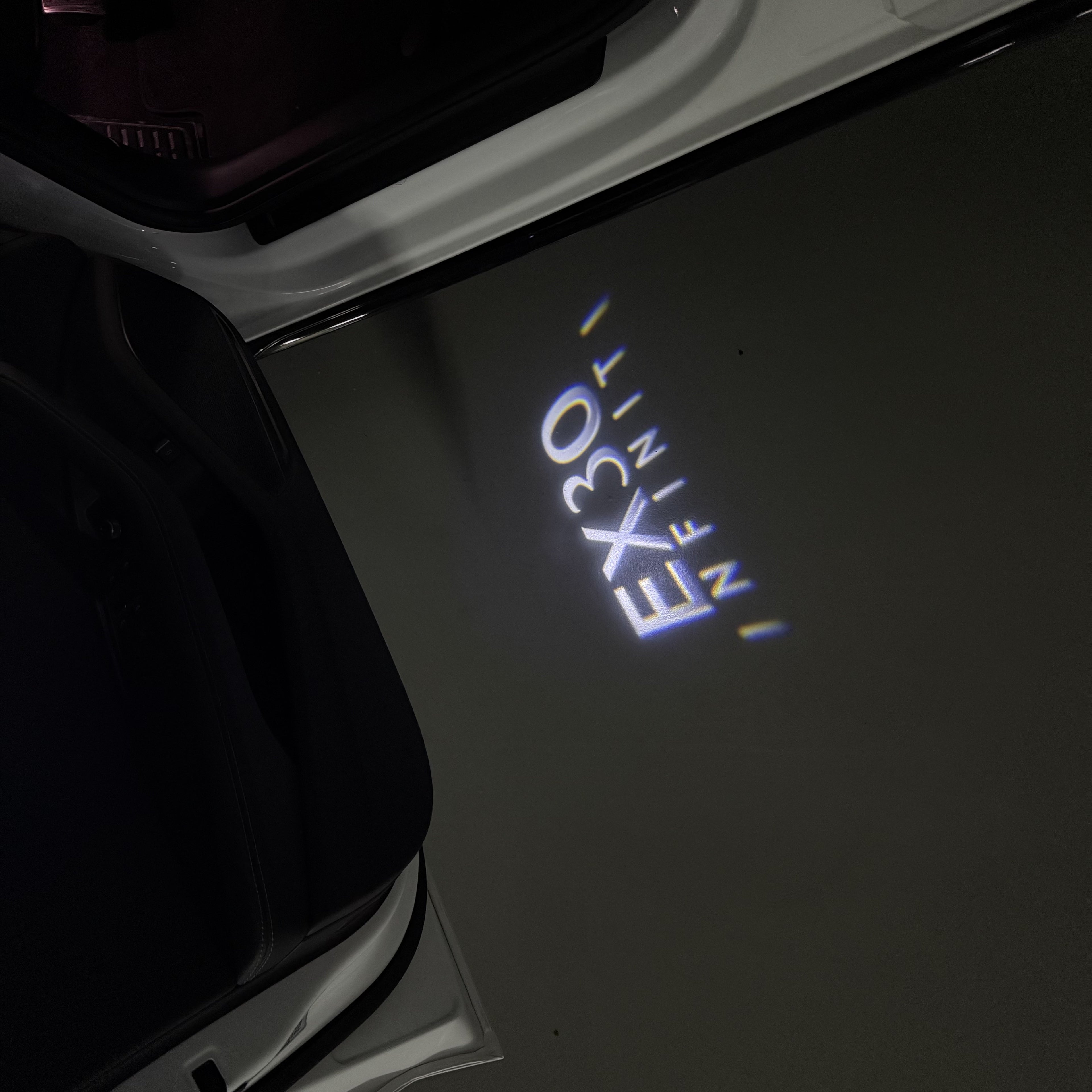 INFINTI QX56 LOGO PROJECROTR LIGHTS Nr.74 (quantité 1 = 1 ensemble/2 feux de porte)