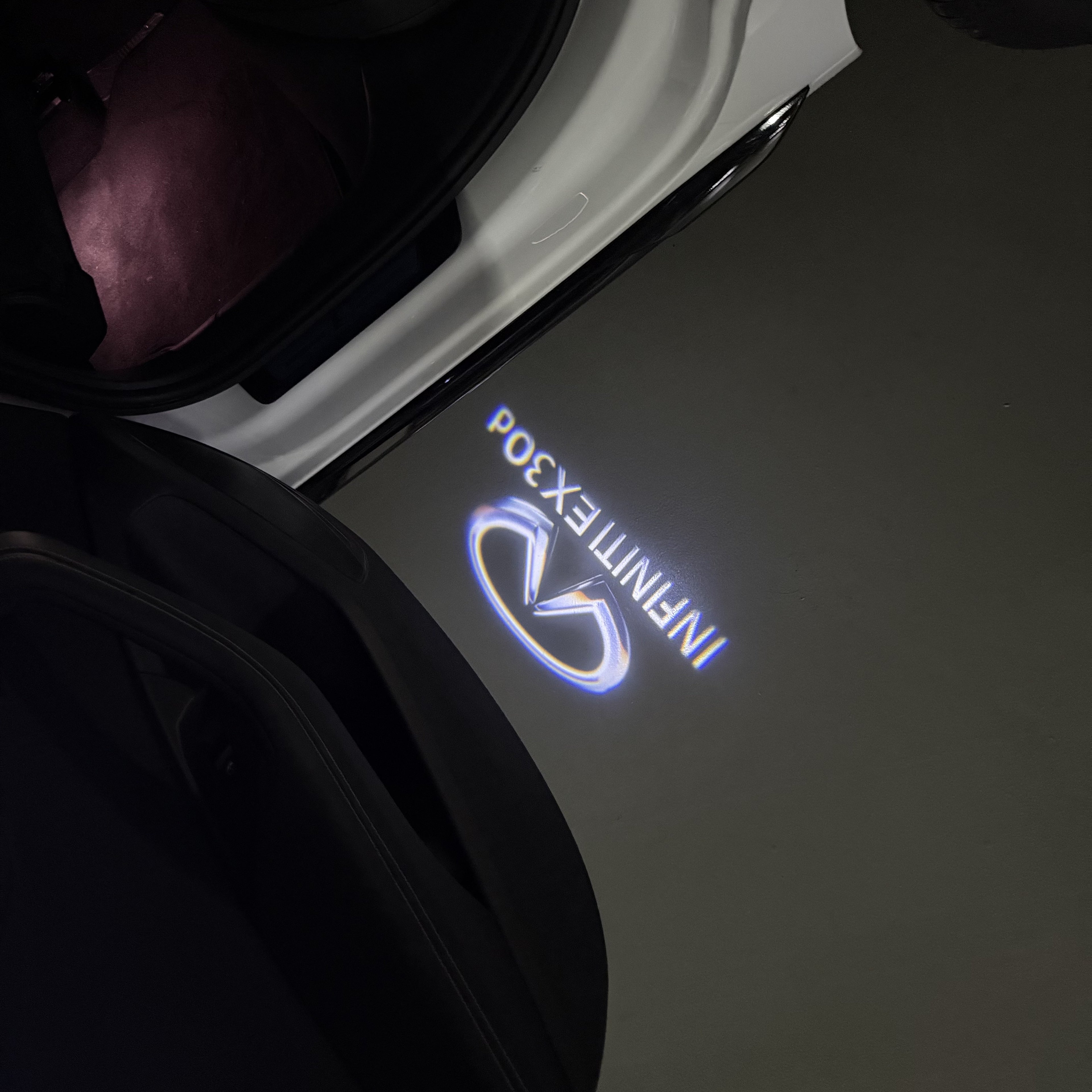 INFINTI QX56 LOGO PROJECROTR LIGHTS Nr.74 (quantité 1 = 1 ensemble/2 feux de porte)