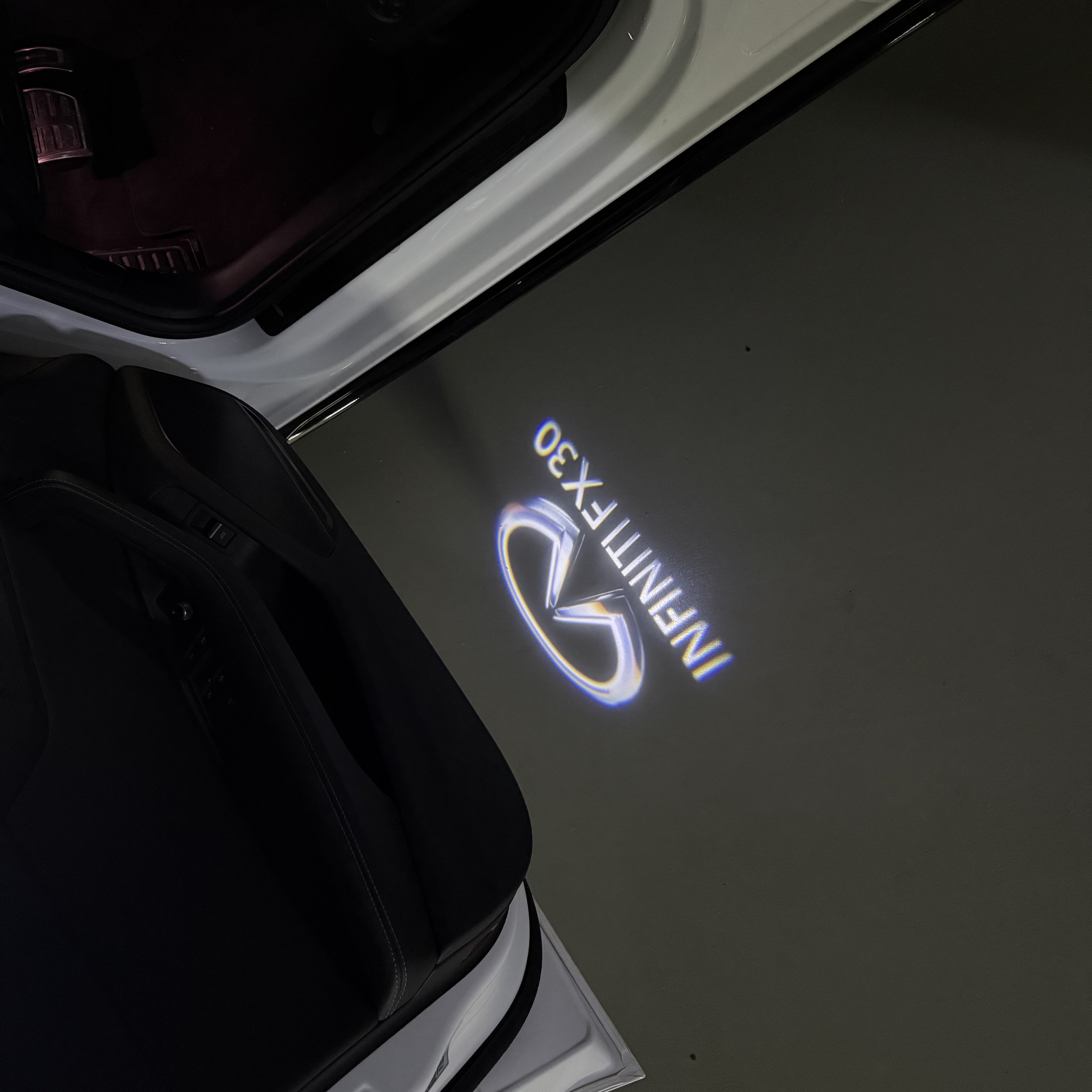 INFINTI QX56 LOGO PROJECROTR LIGHTS Nr.74 (quantité 1 = 1 ensemble/2 feux de porte)