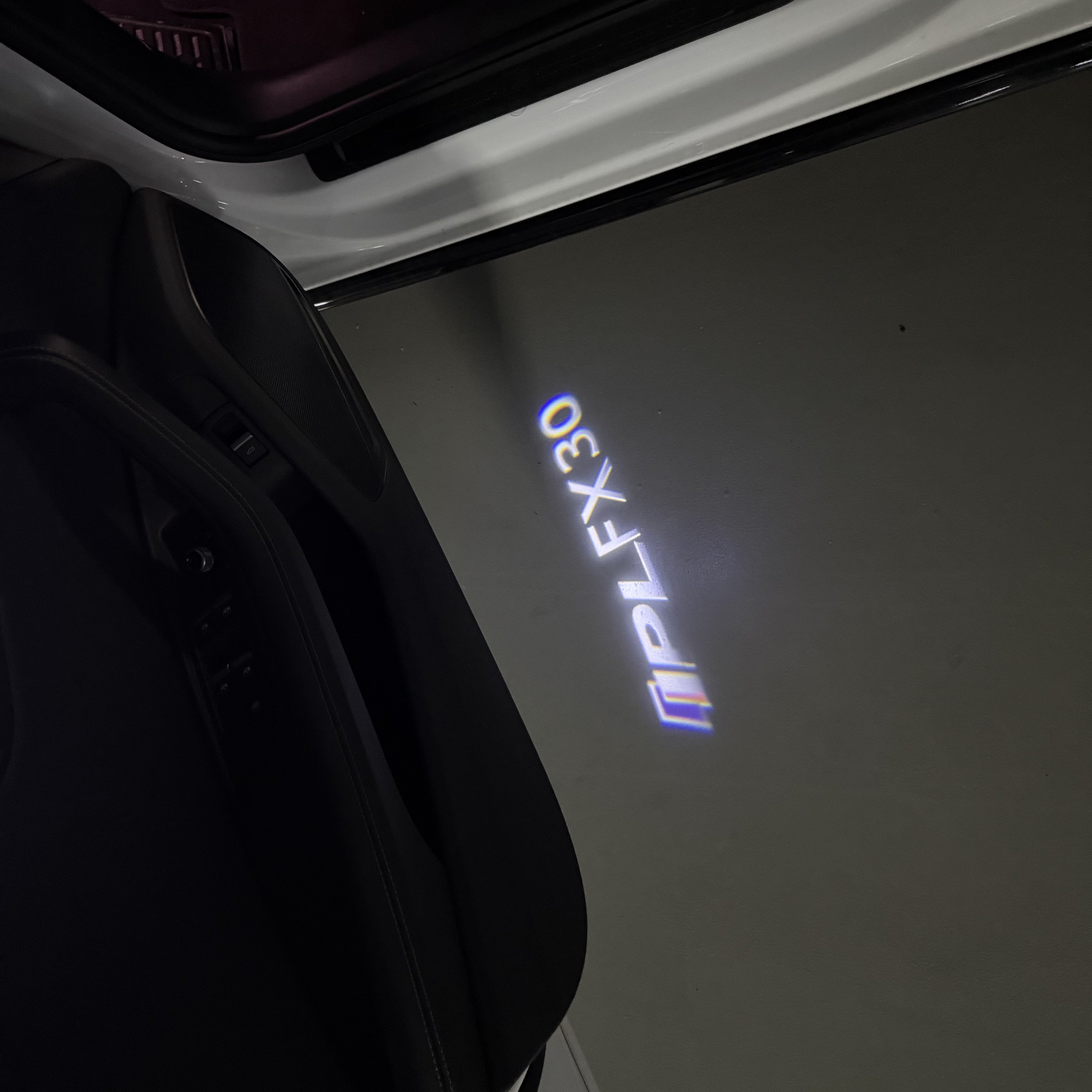 INFINTI QX56 LOGO PROJECROTR LIGHTS Nr.74 (quantité 1 = 1 ensemble/2 feux de porte)