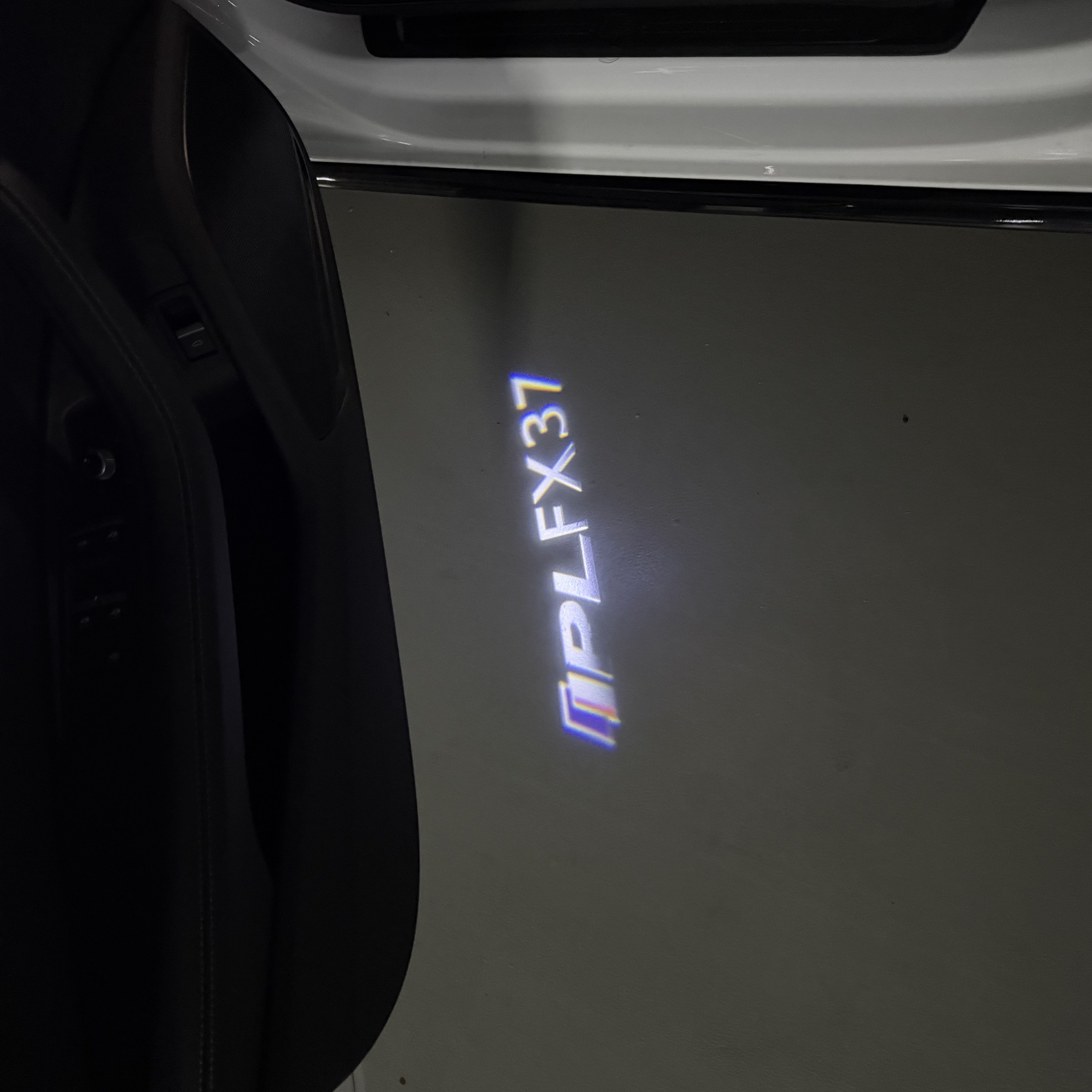 INFINTI QX56 LOGO PROJECROTR LIGHTS Nr.74 (quantité 1 = 1 ensemble/2 feux de porte)
