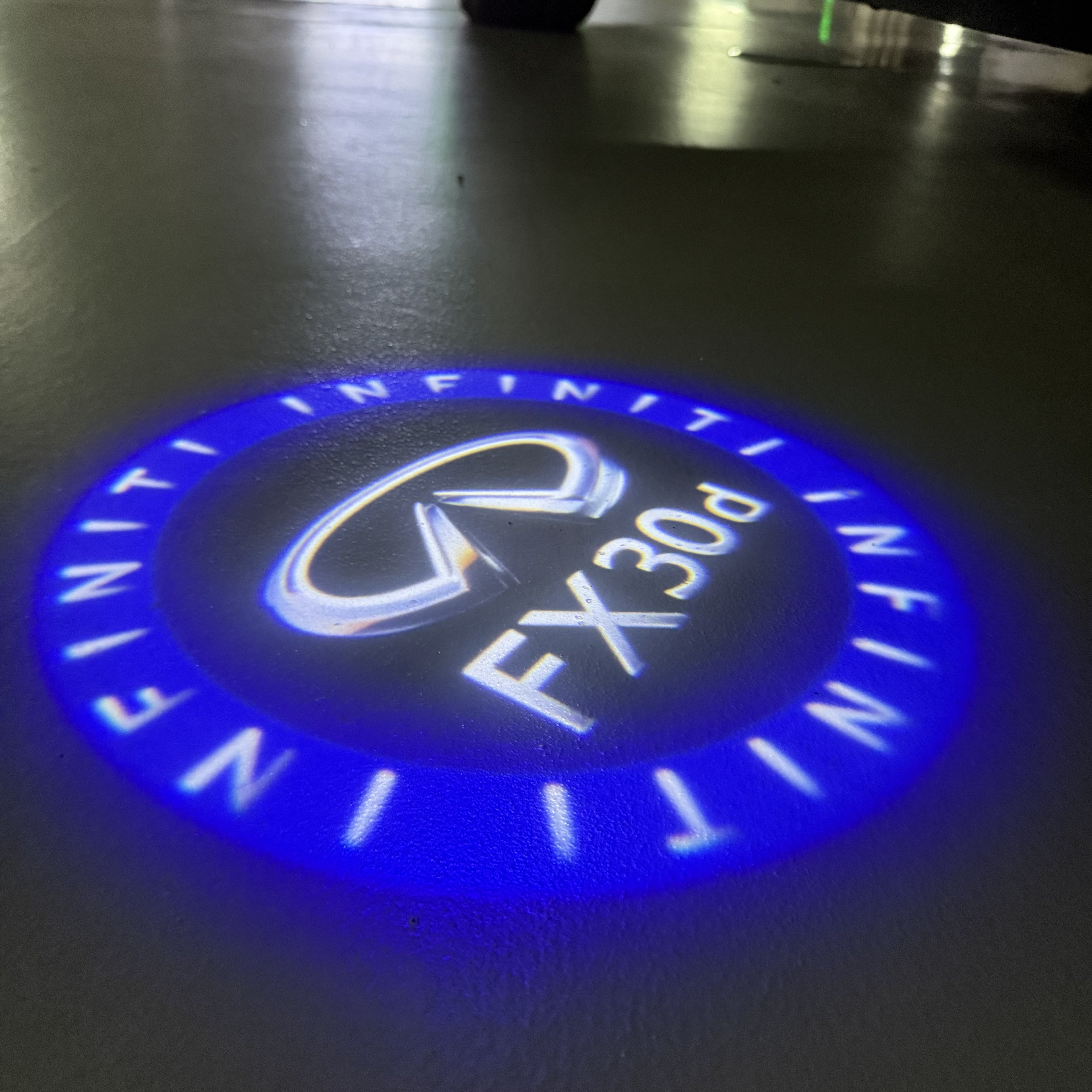 INFINTI QX56 LOGO PROJECROTR LIGHTS Nr.74 (quantité 1 = 1 ensemble/2 feux de porte)