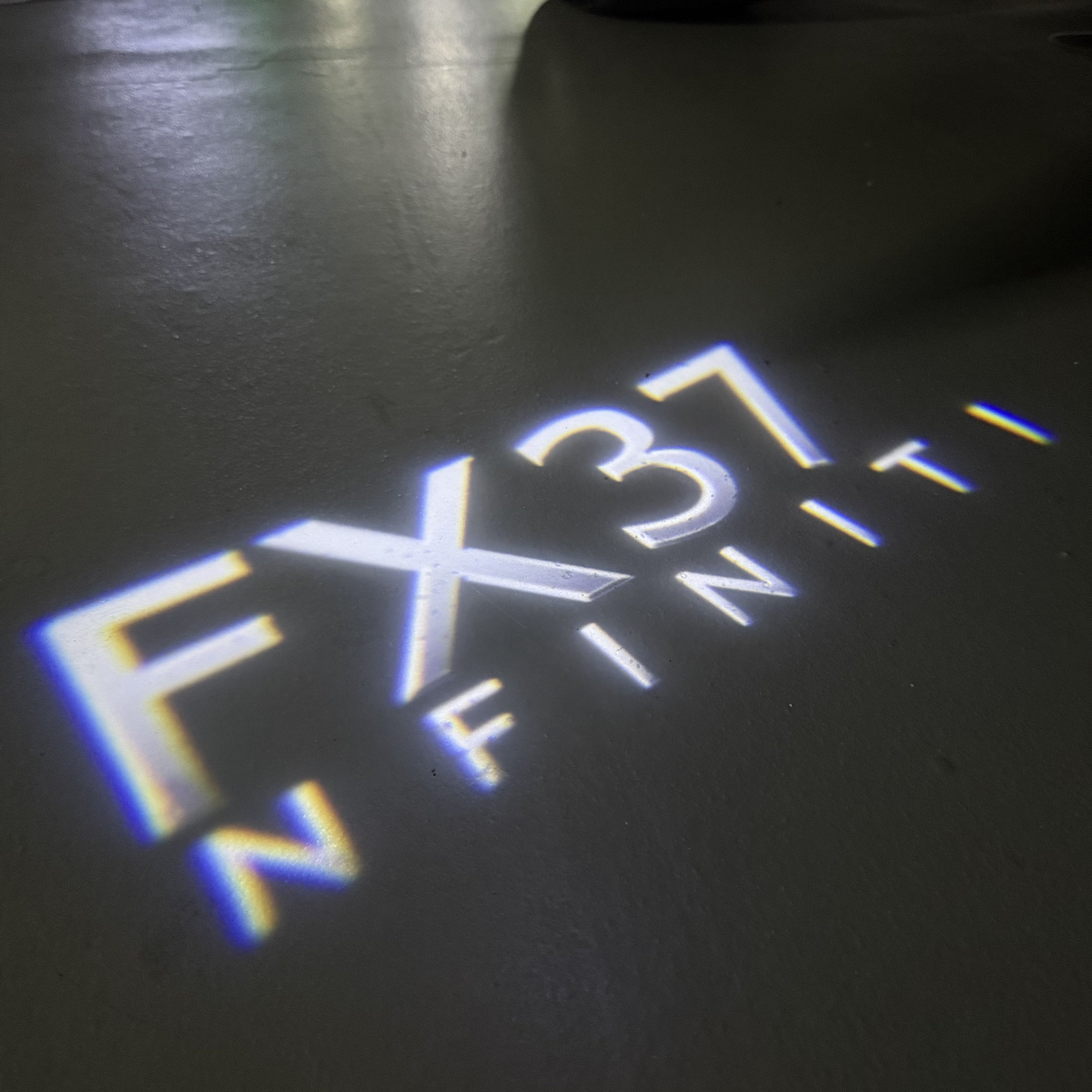 INFINTI QX56 LOGO PROJECROTR LIGHTS Nr.74 (quantité 1 = 1 ensemble/2 feux de porte)