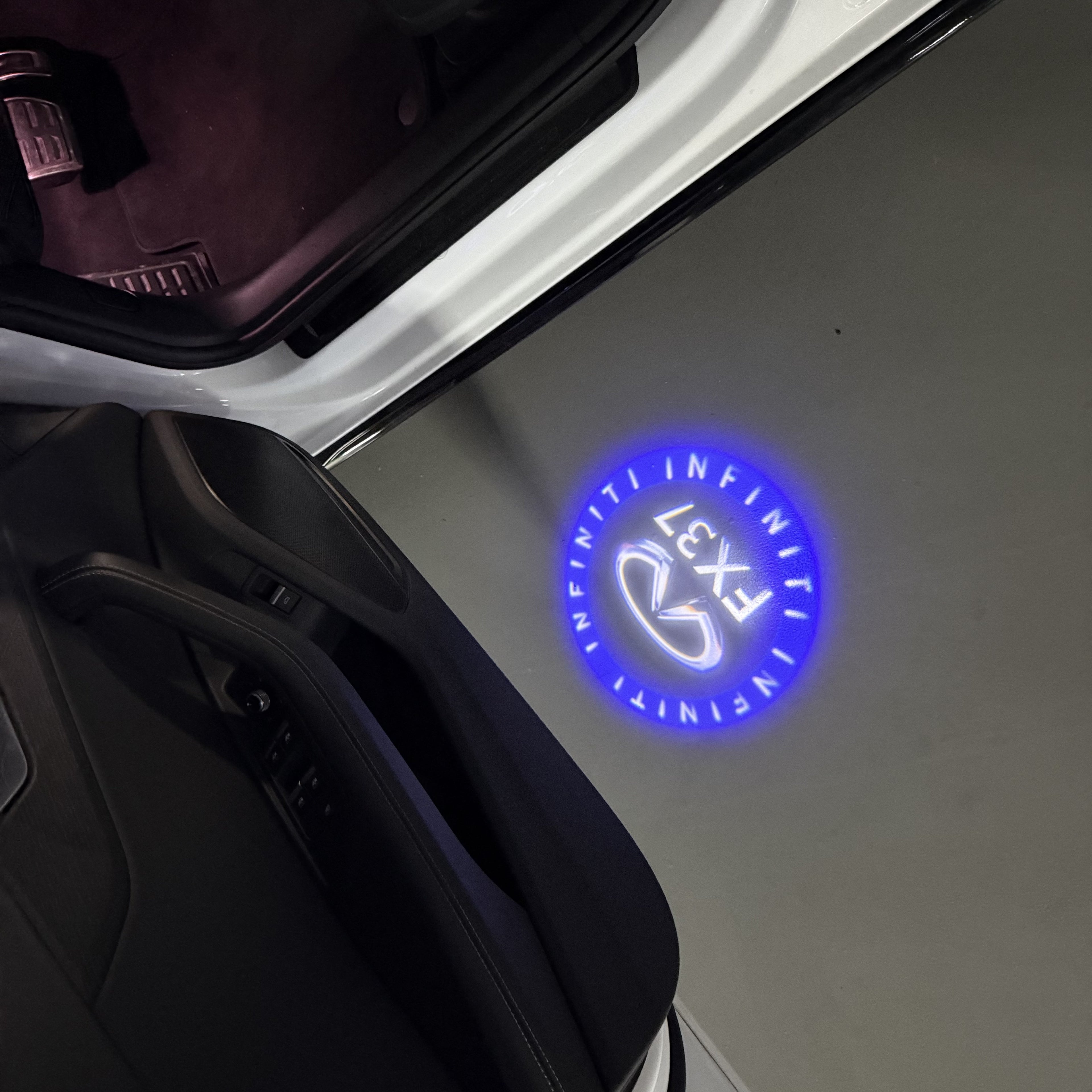 INFINTI QX56 LOGO PROJECROTR LIGHTS Nr.74 (quantité 1 = 1 ensemble/2 feux de porte)