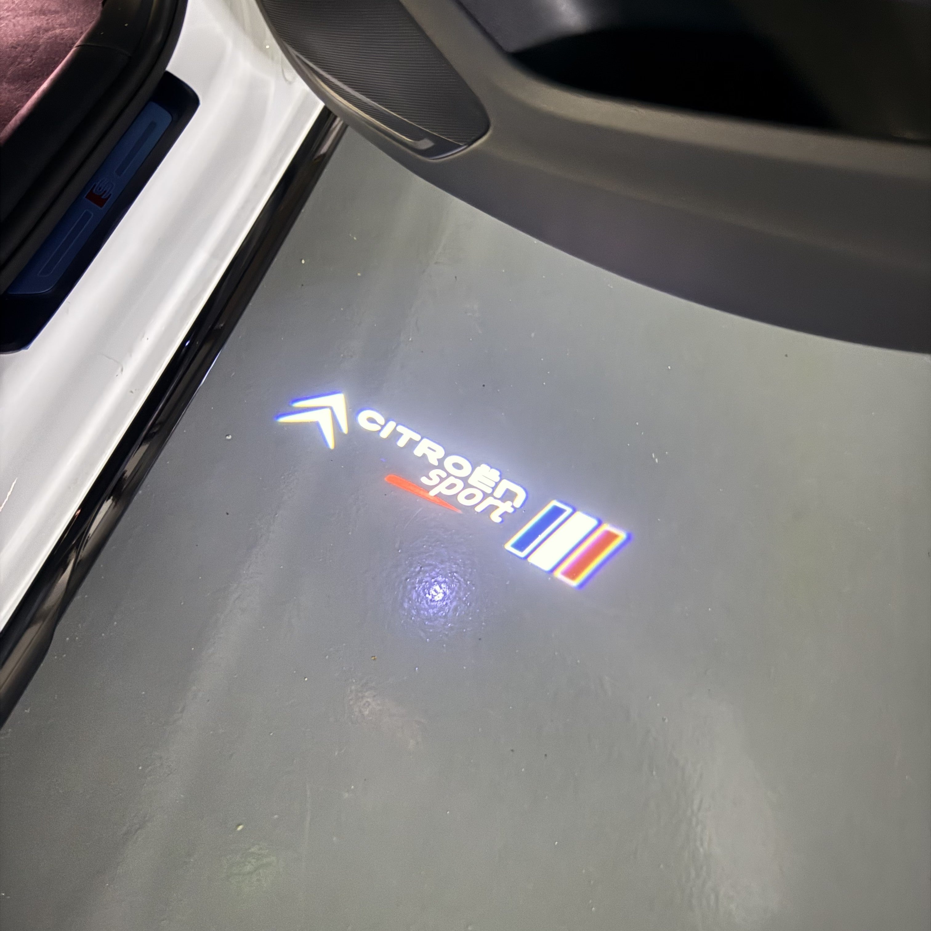 BMW M3 LOGO PROJECTOR LIGHTS Nr.24 (الكمية 1 = 1 مجموعة / 2 أضواء باب)