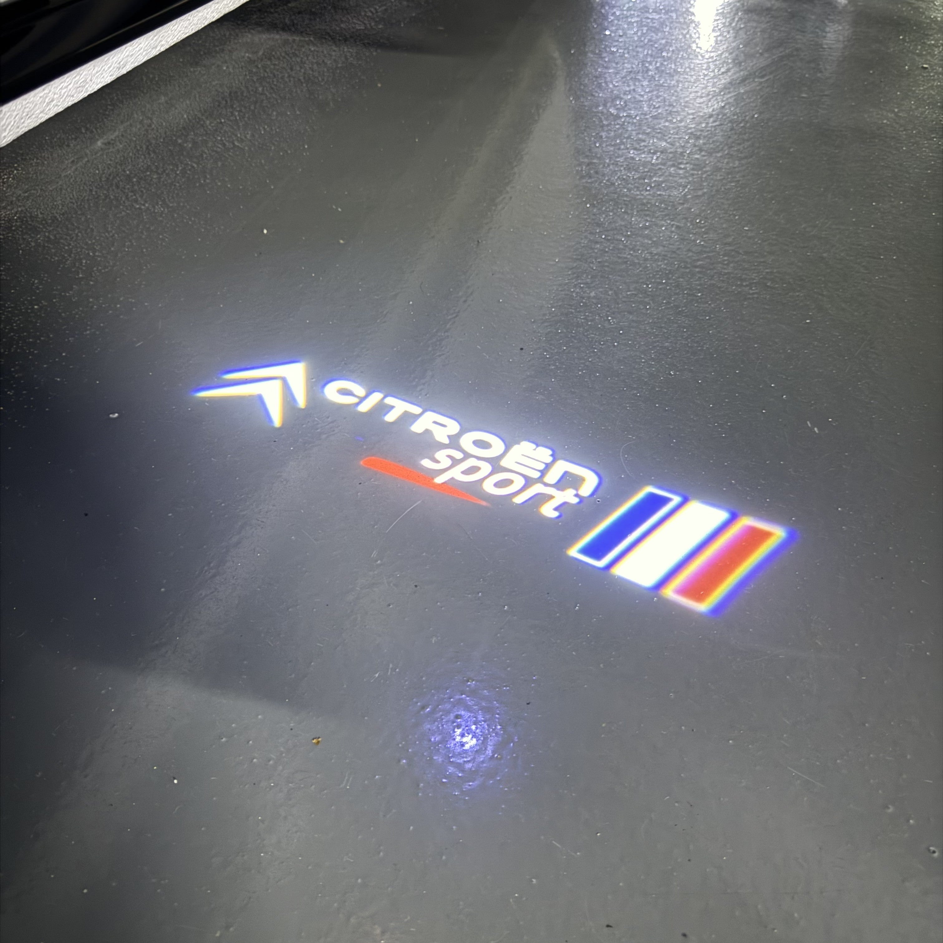 BMW M3 LOGO PROJECTOR LIGHTS Nr.24 (الكمية 1 = 1 مجموعة / 2 أضواء باب)